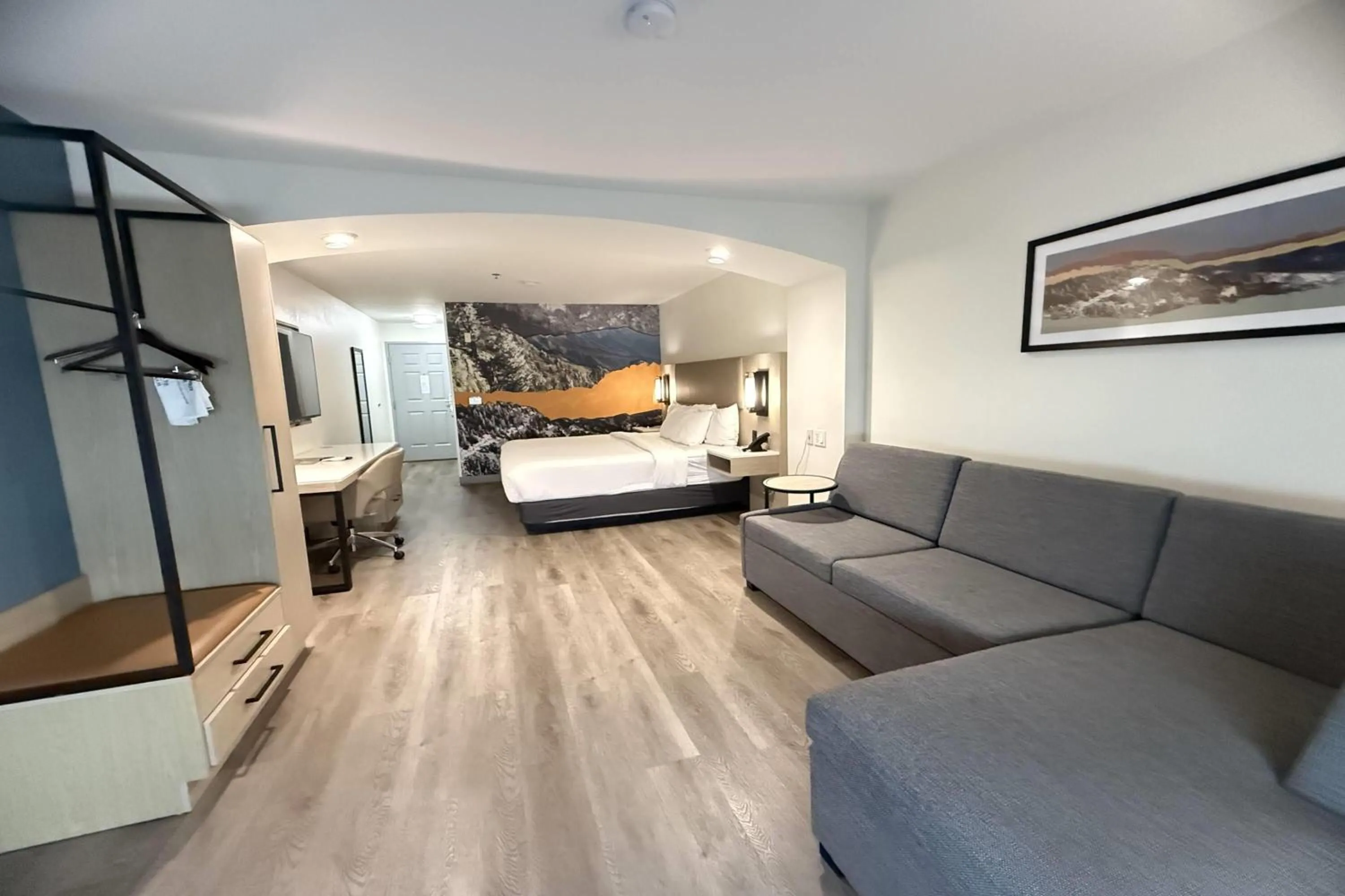 Photo of the whole room, Bed in La Quinta Inn & Suites by Wyndham Albuquerque Midtown