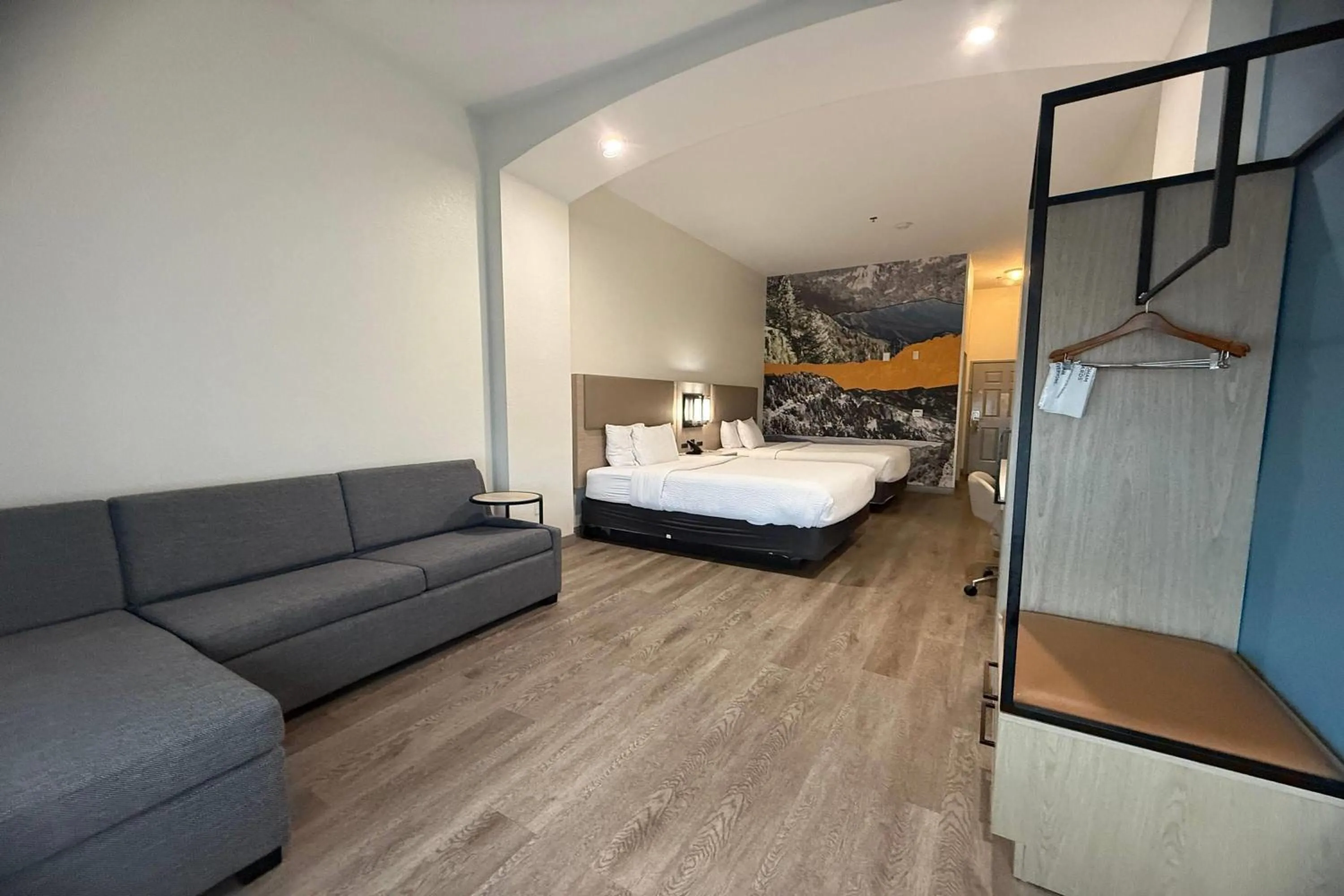 Photo of the whole room, Bed in La Quinta Inn & Suites by Wyndham Albuquerque Midtown