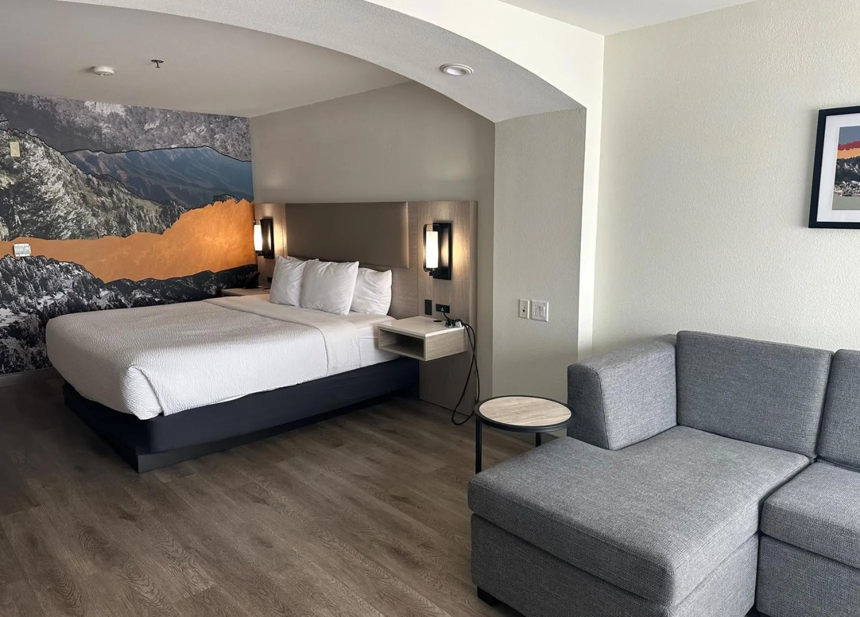 Bed in La Quinta Inn & Suites by Wyndham Albuquerque Midtown