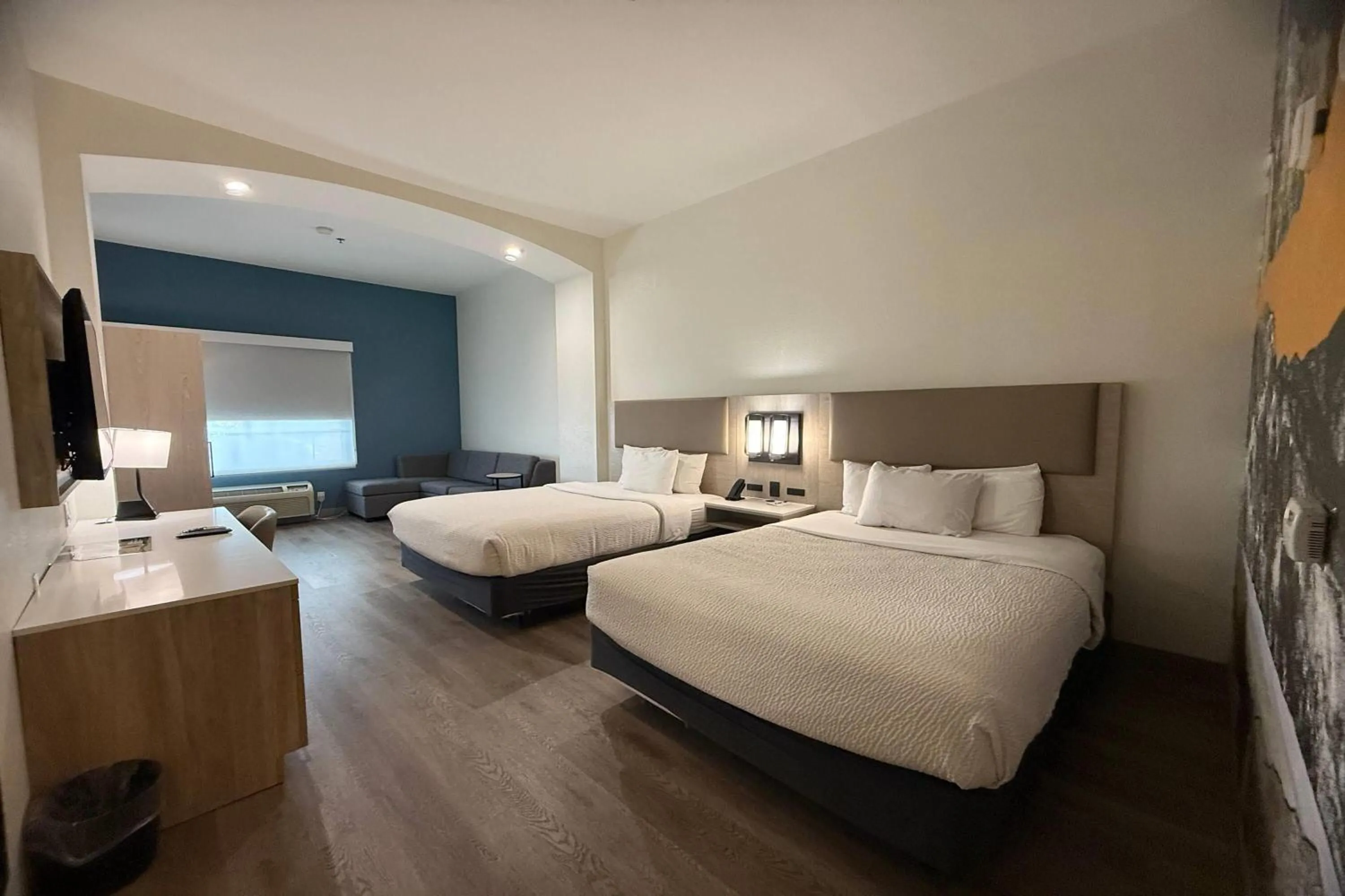 Photo of the whole room, Bed in La Quinta Inn & Suites by Wyndham Albuquerque Midtown