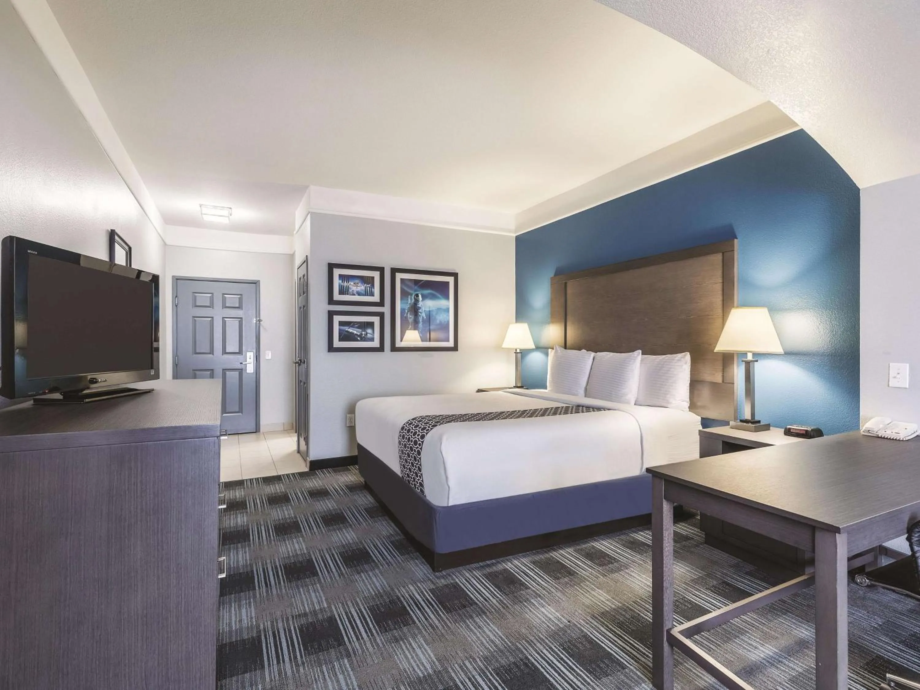 Photo of the whole room, Bed in La Quinta by Wyndham Houston/Clear Lake-NASA