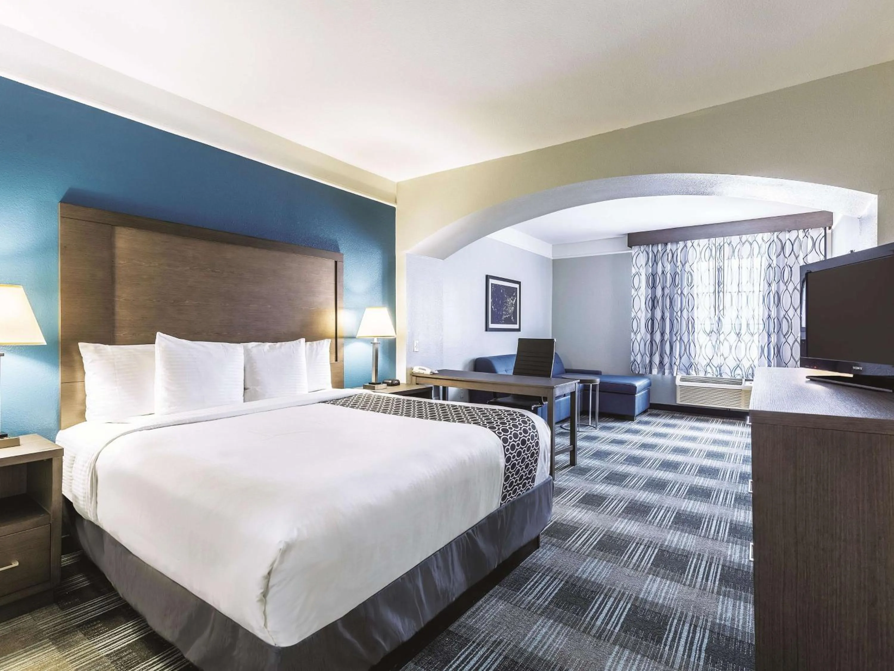 Photo of the whole room, Bed in La Quinta by Wyndham Houston/Clear Lake-NASA