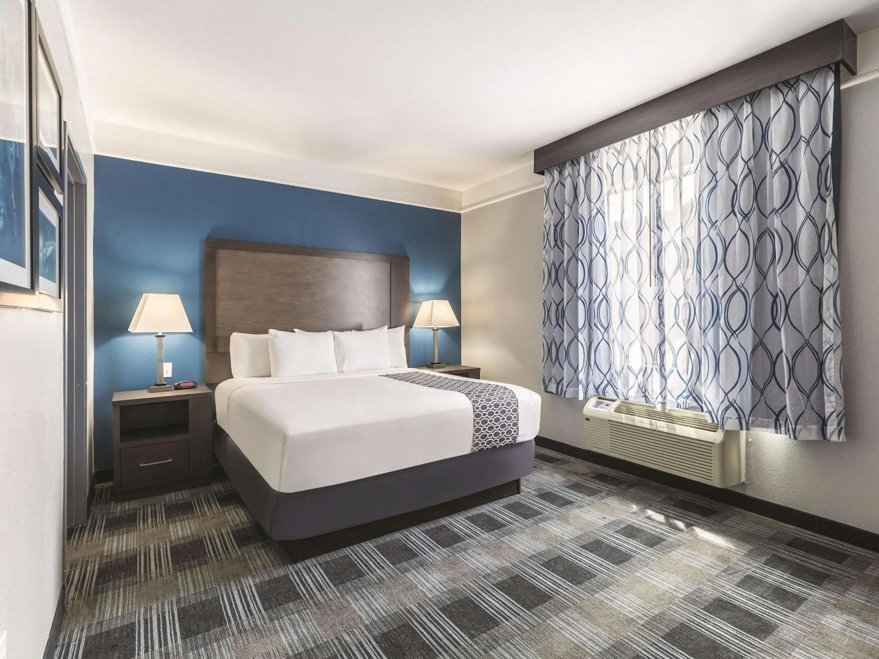 Photo of the whole room, Bed in La Quinta by Wyndham Houston/Clear Lake-NASA