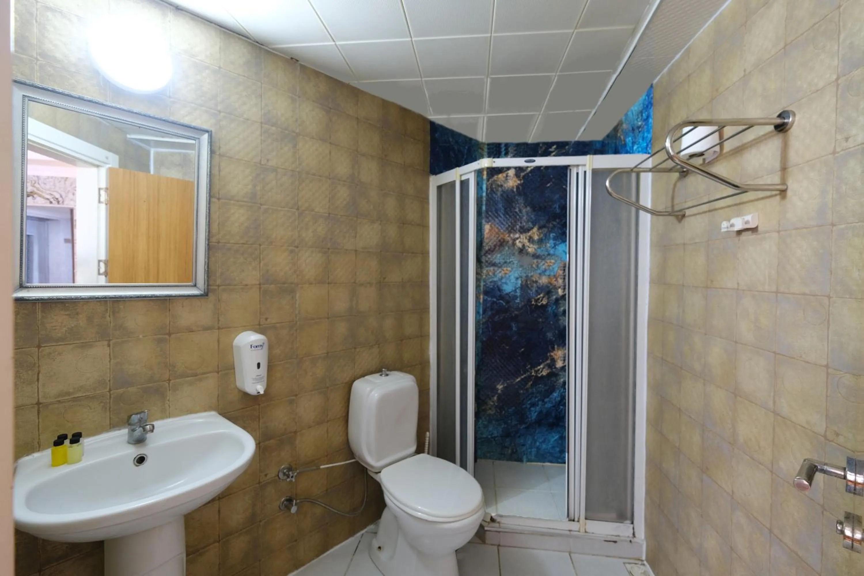 Shower in HOTELOZBEK