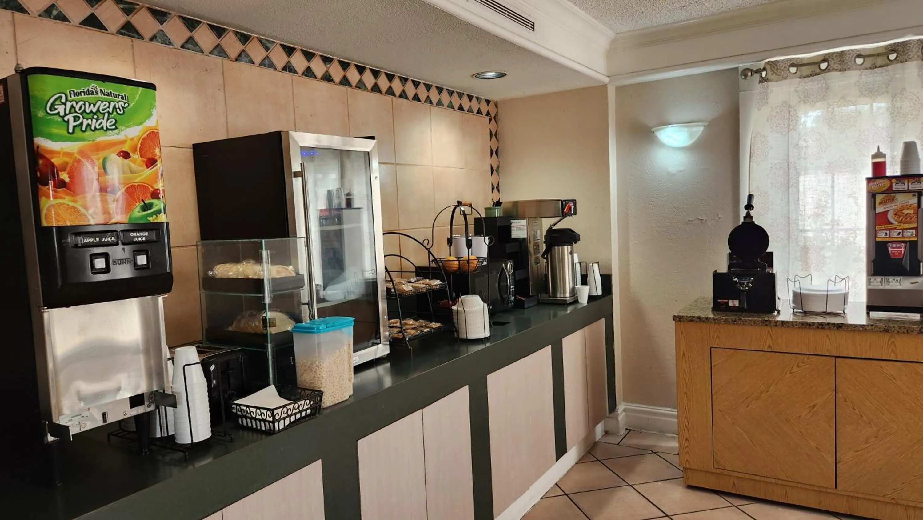 Breakfast in La Quinta Inn by Wyndham Clute Lake Jackson