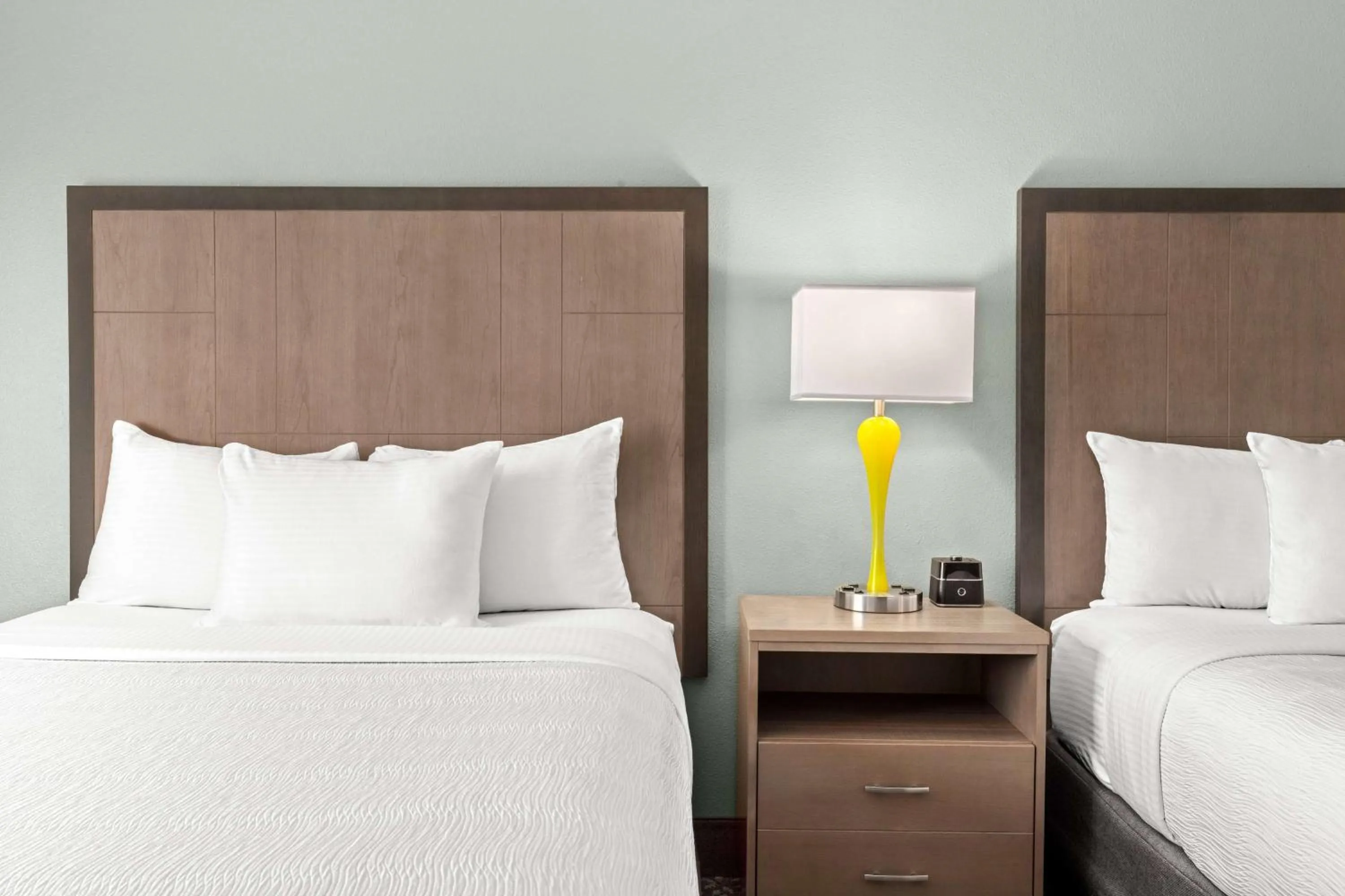 Photo of the whole room, Bed in La Quinta by Wyndham Newport