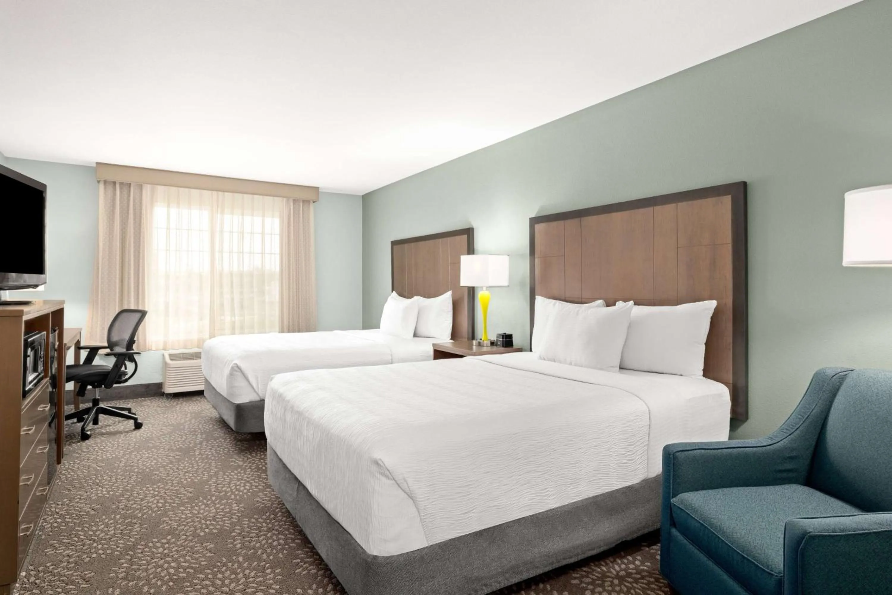 Photo of the whole room, Bed in La Quinta by Wyndham Newport