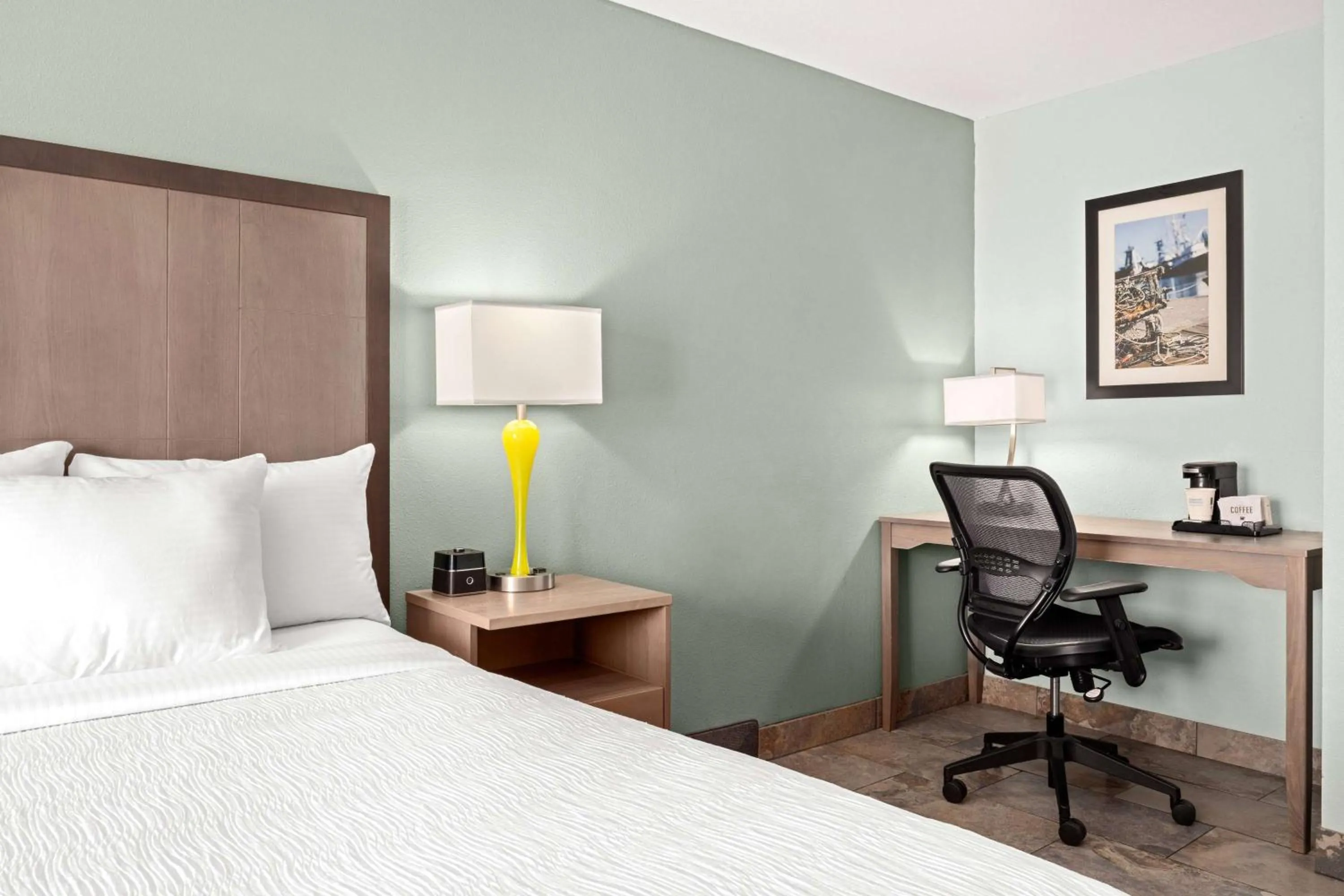 Photo of the whole room, Bed in La Quinta by Wyndham Newport