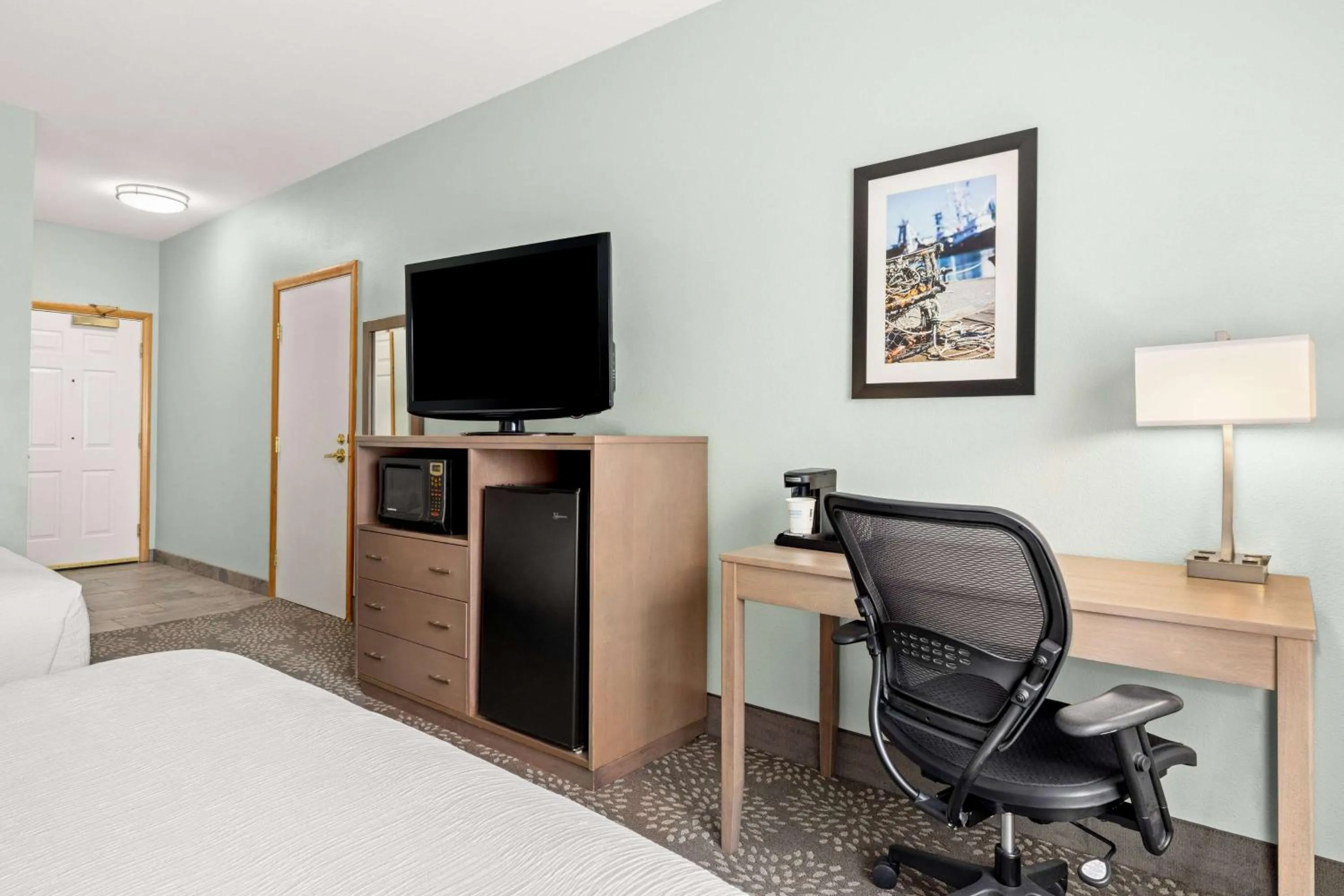 Photo of the whole room, Bed in La Quinta by Wyndham Newport