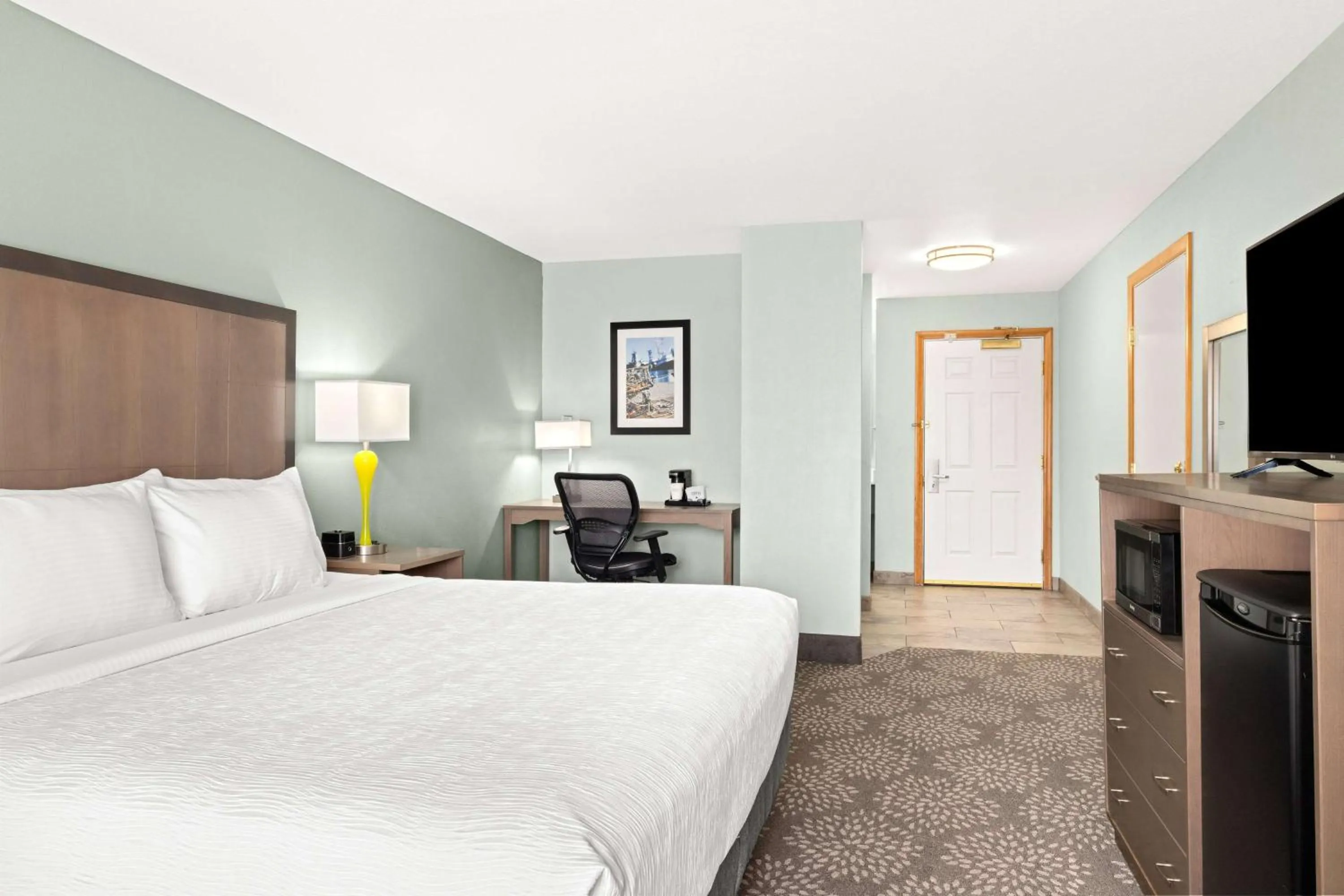 Photo of the whole room, Bed in La Quinta by Wyndham Newport