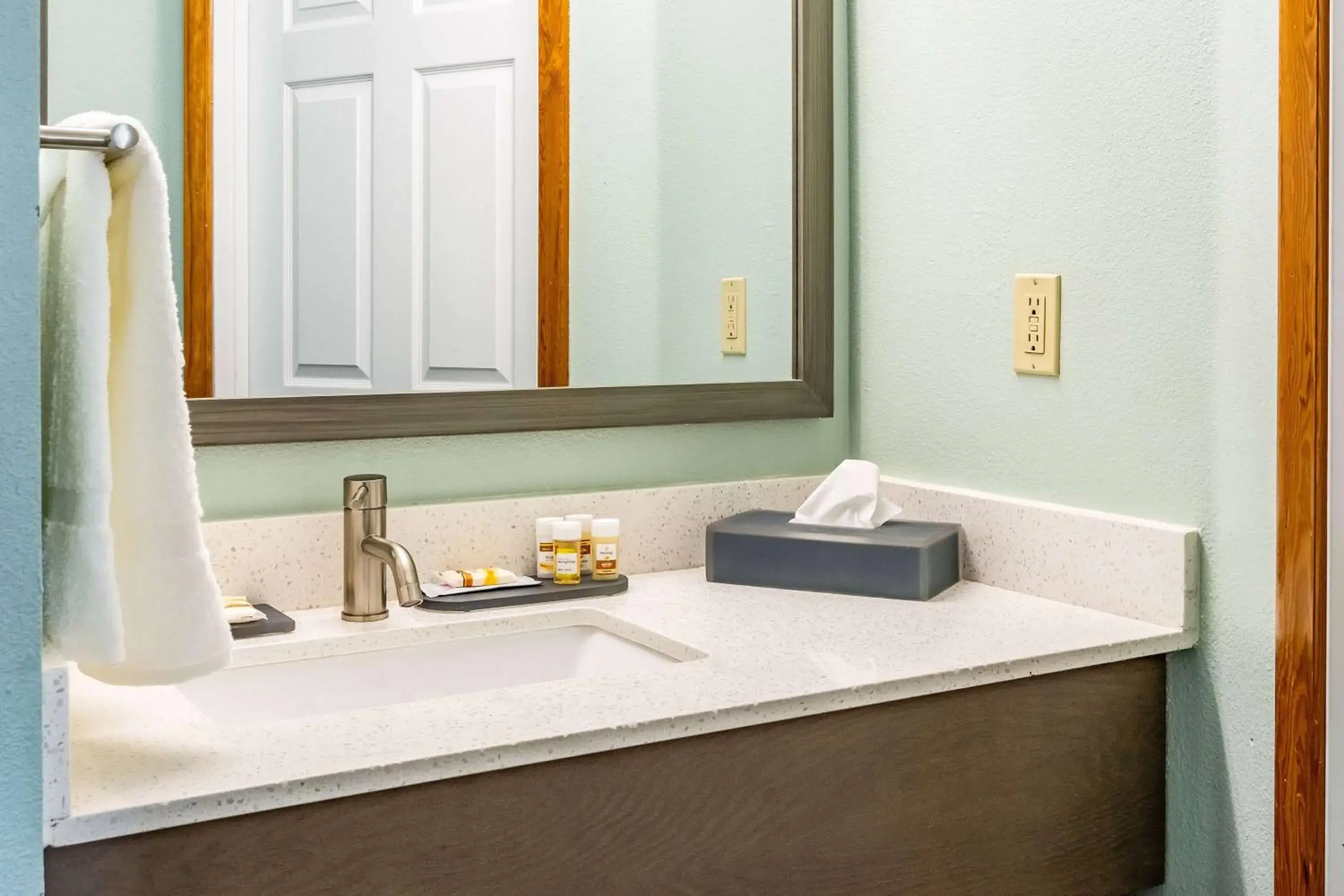 King Room with Sofa Bed in La Quinta by Wyndham Newport King Room with Sofa Bed in La Quinta by Wyndham Newport