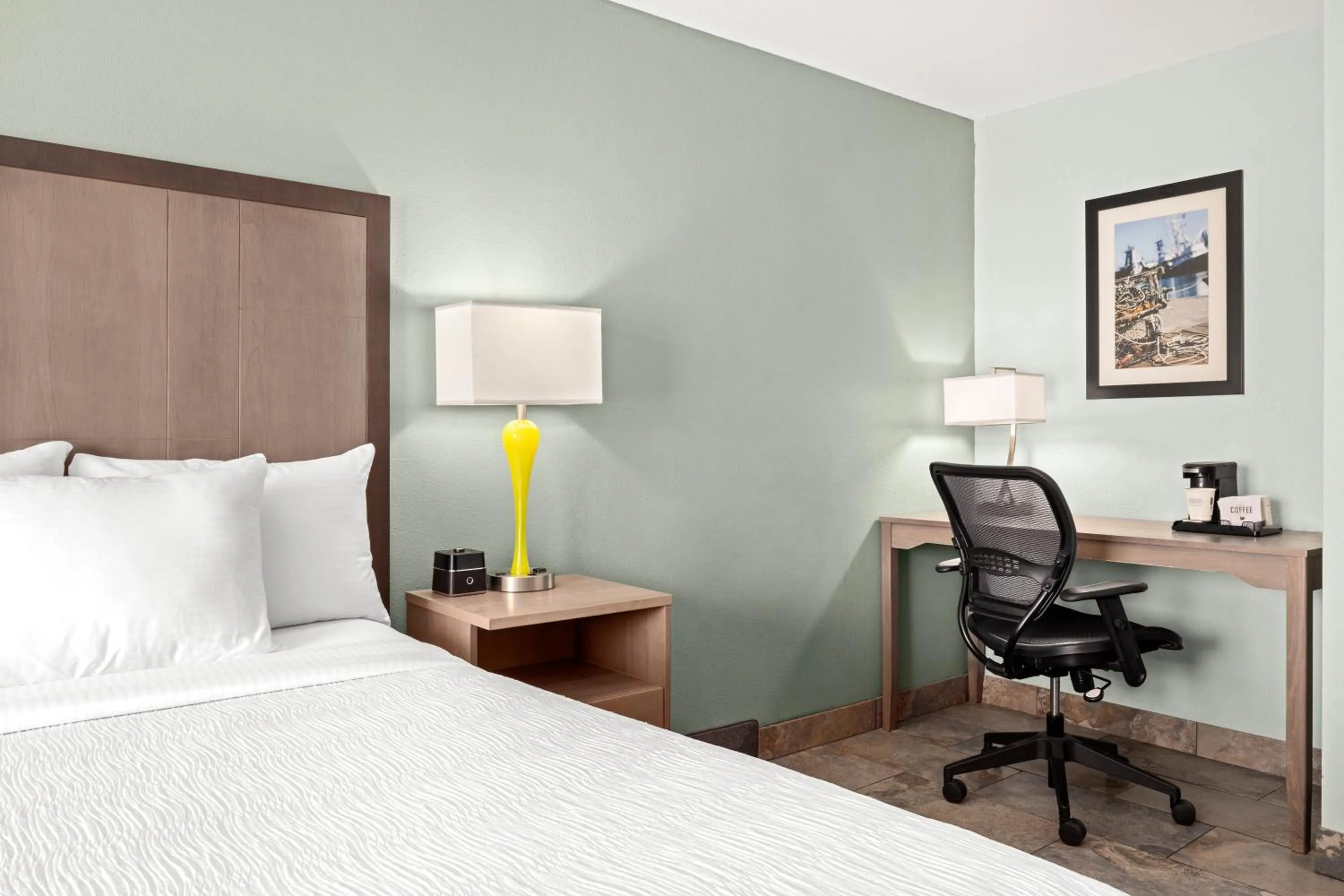 Bedroom, Bed in La Quinta by Wyndham Newport