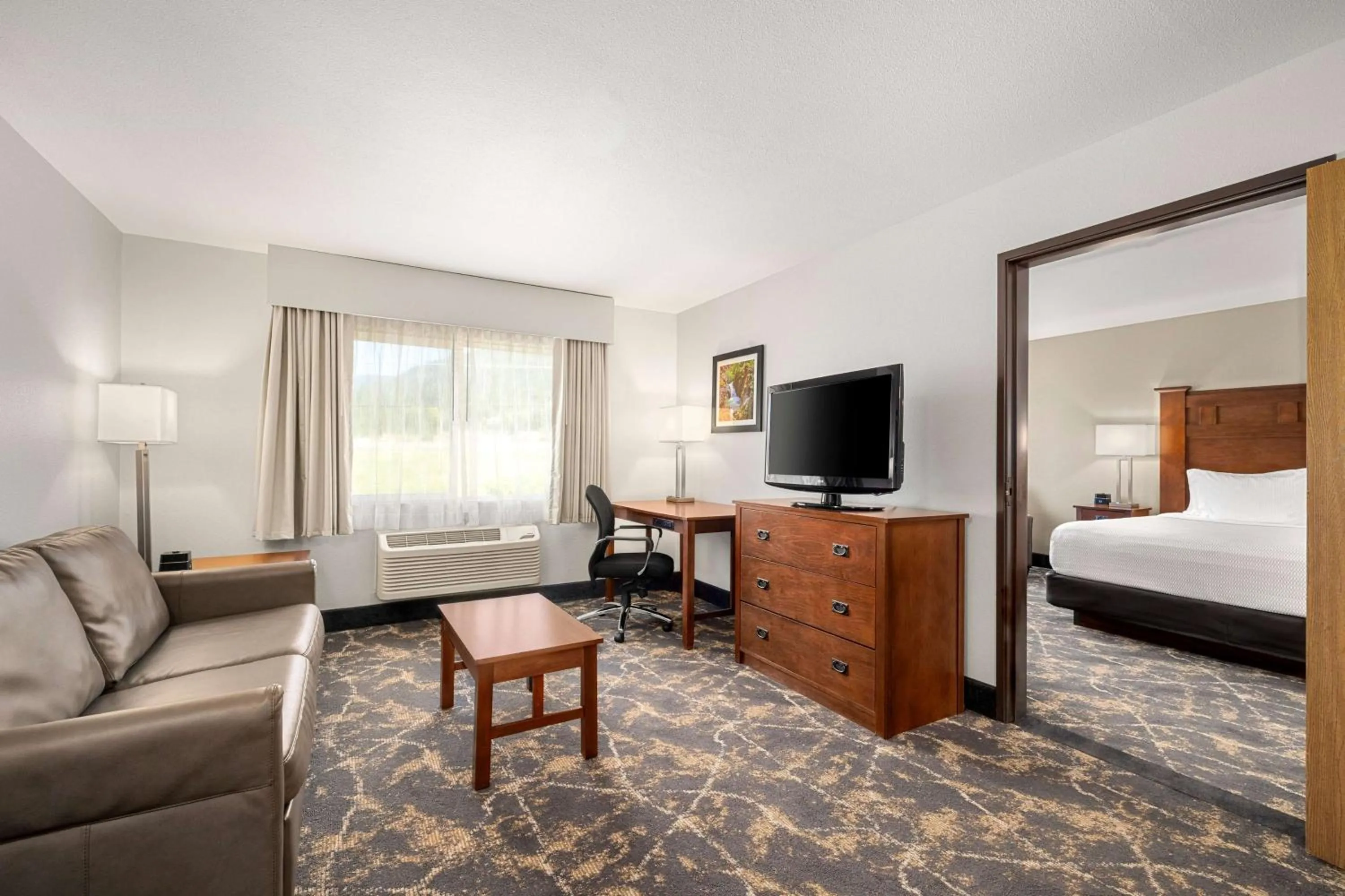 Photo of the whole room, Bed in La Quinta by Wyndham Grants Pass