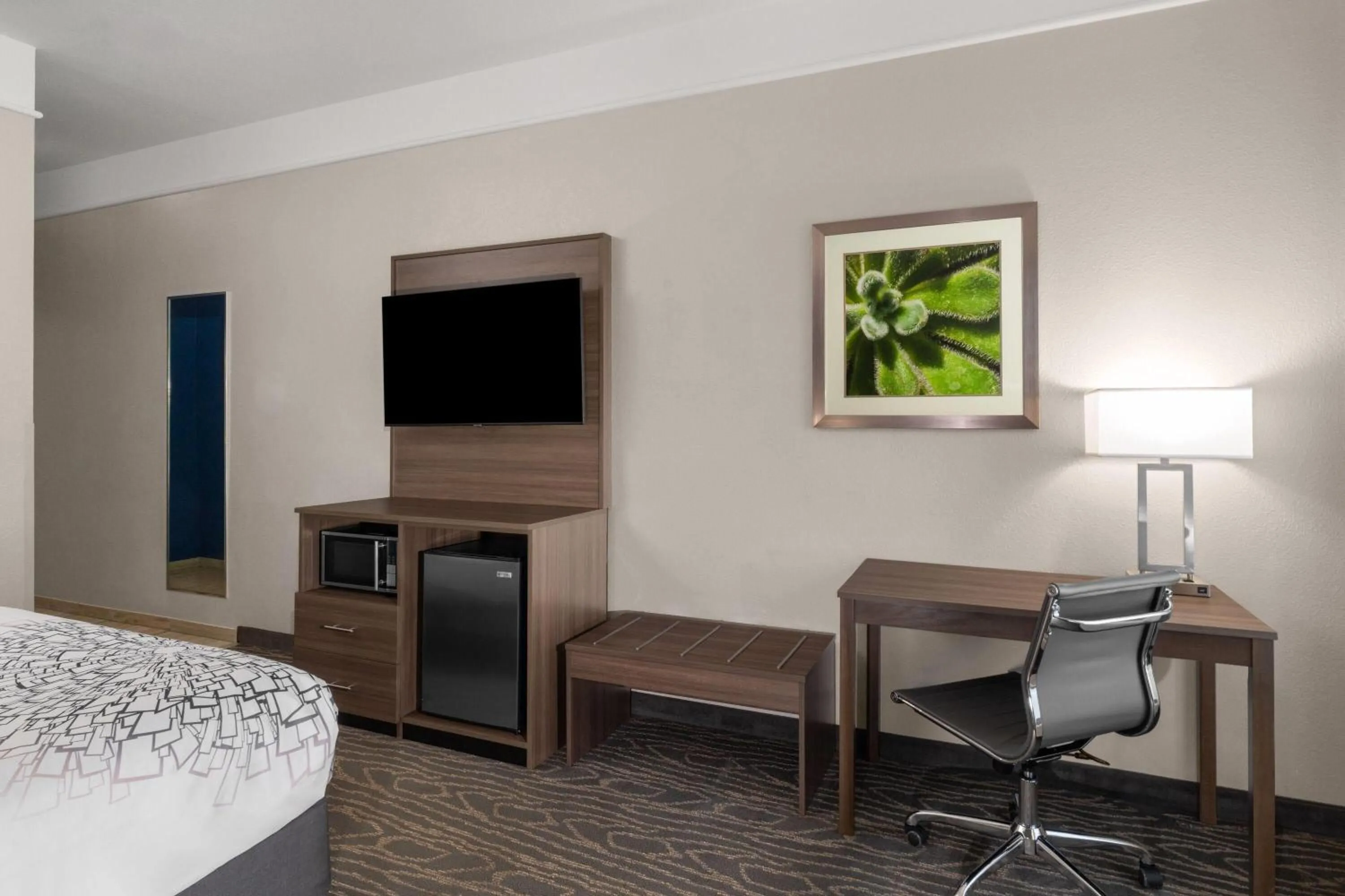 Photo of the whole room in La Quinta by Wyndham Gallup