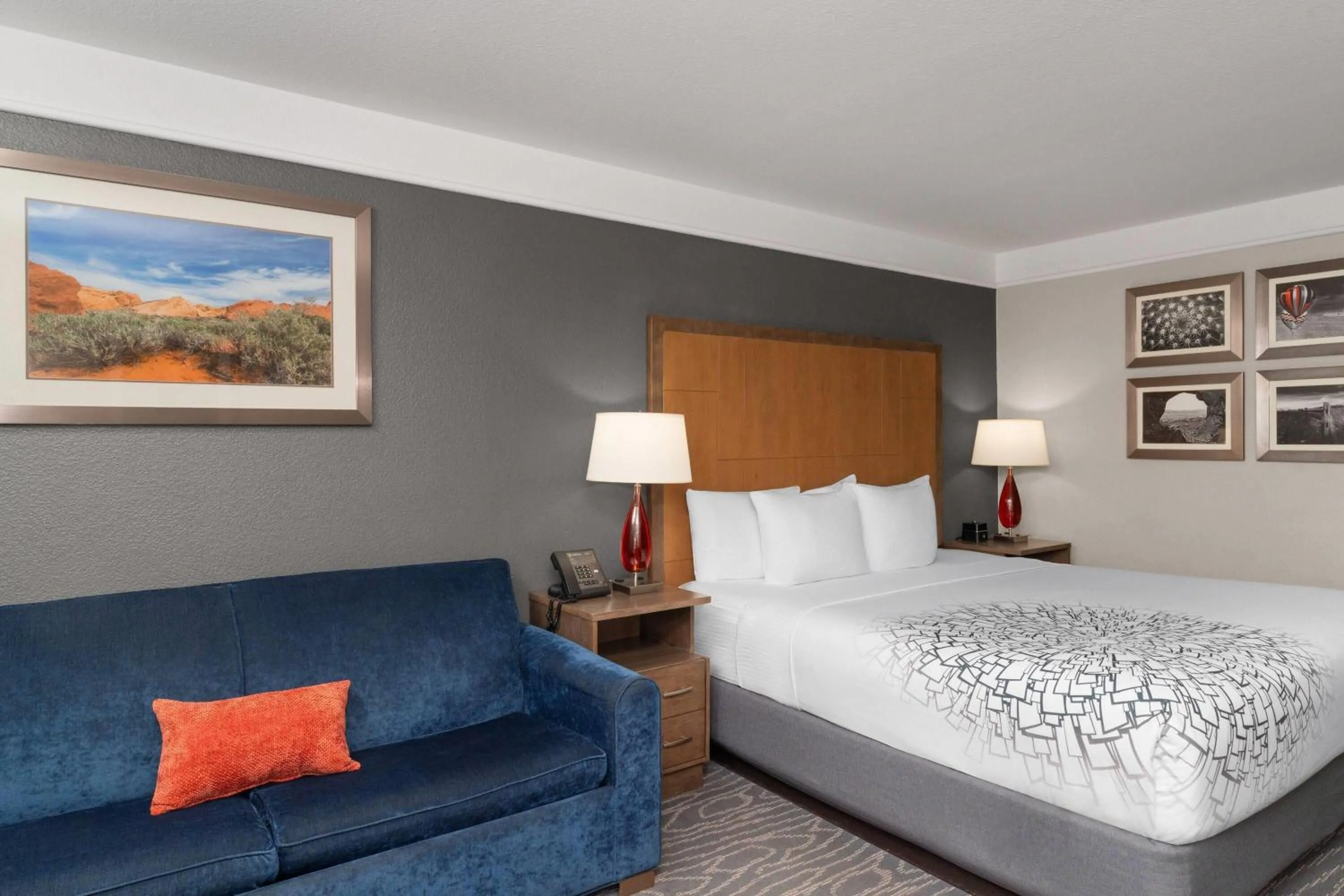 Photo of the whole room, Bed in La Quinta by Wyndham Gallup