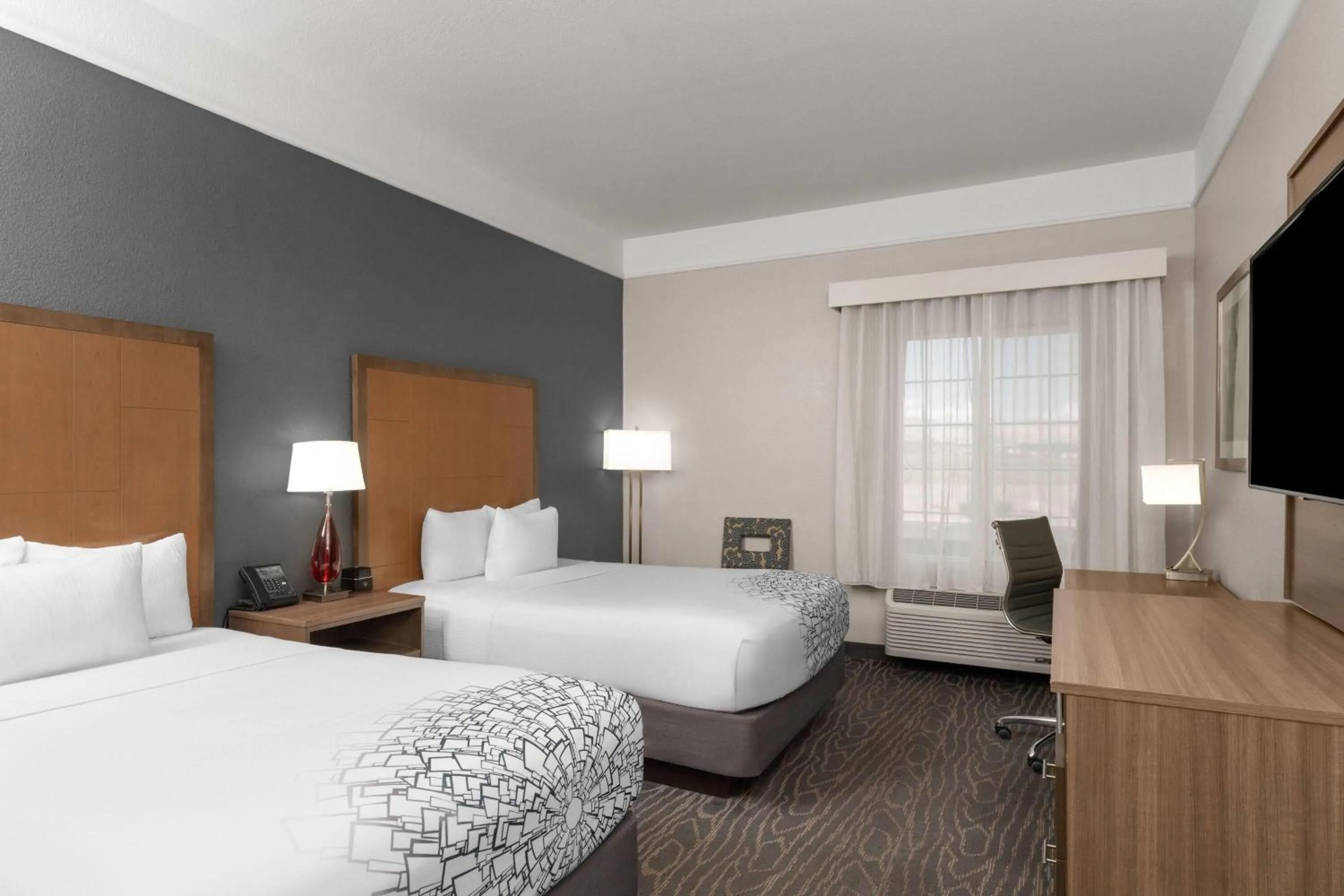 Photo of the whole room, Bed in La Quinta by Wyndham Gallup