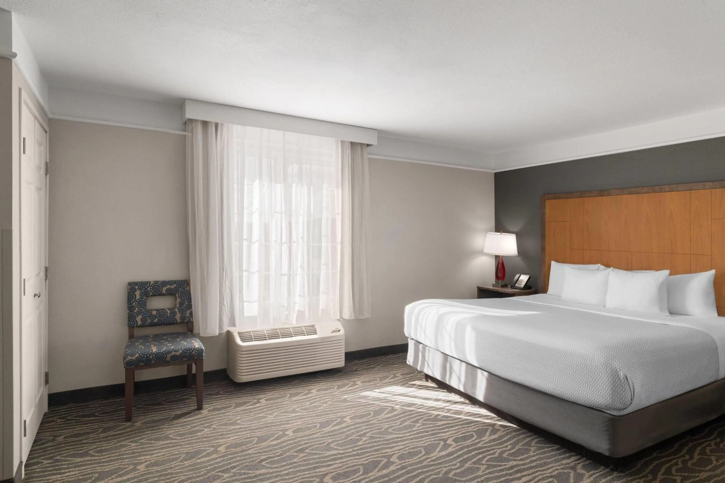 Photo of the whole room, Bed in La Quinta by Wyndham Gallup