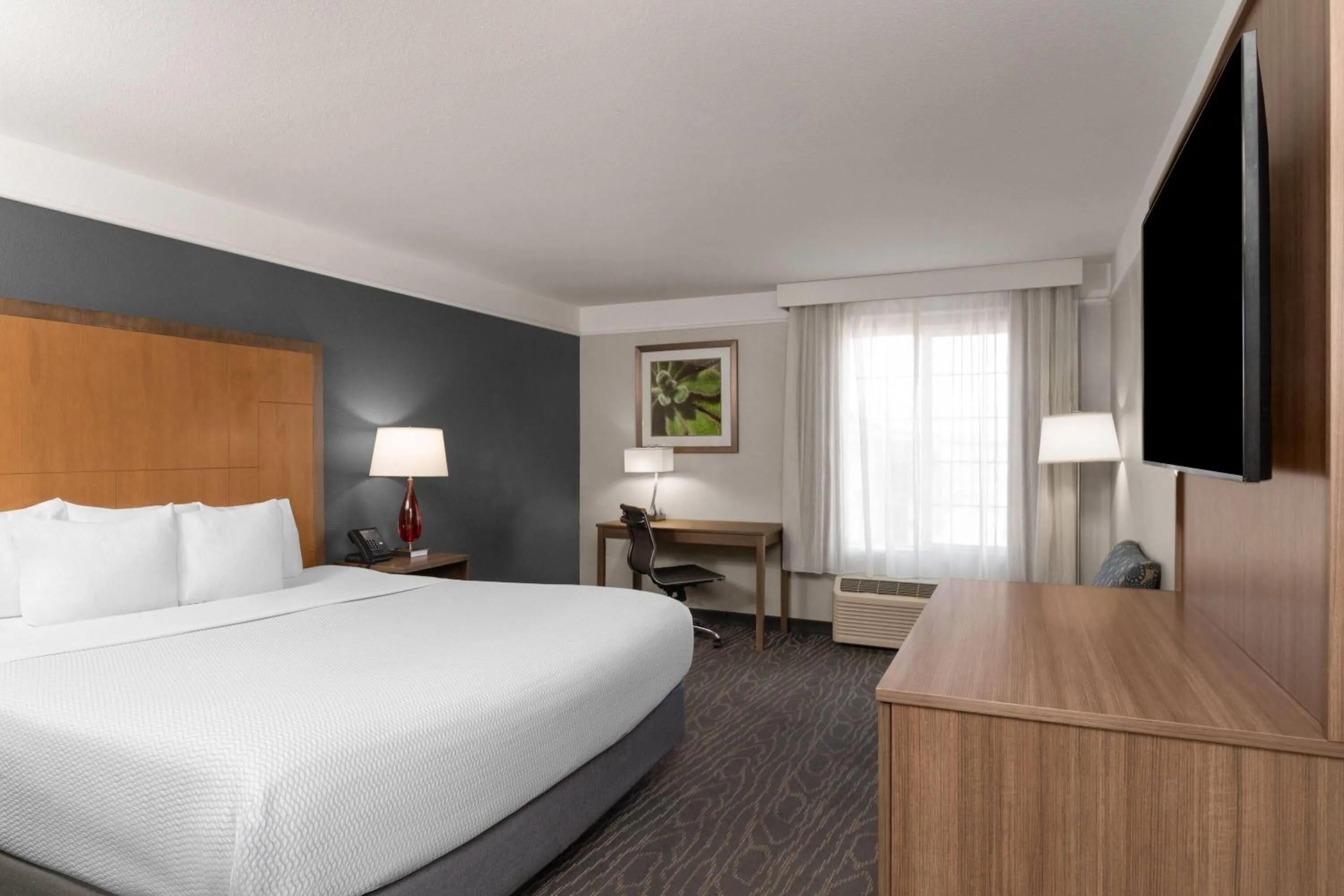 Photo of the whole room, Bed in La Quinta by Wyndham Gallup