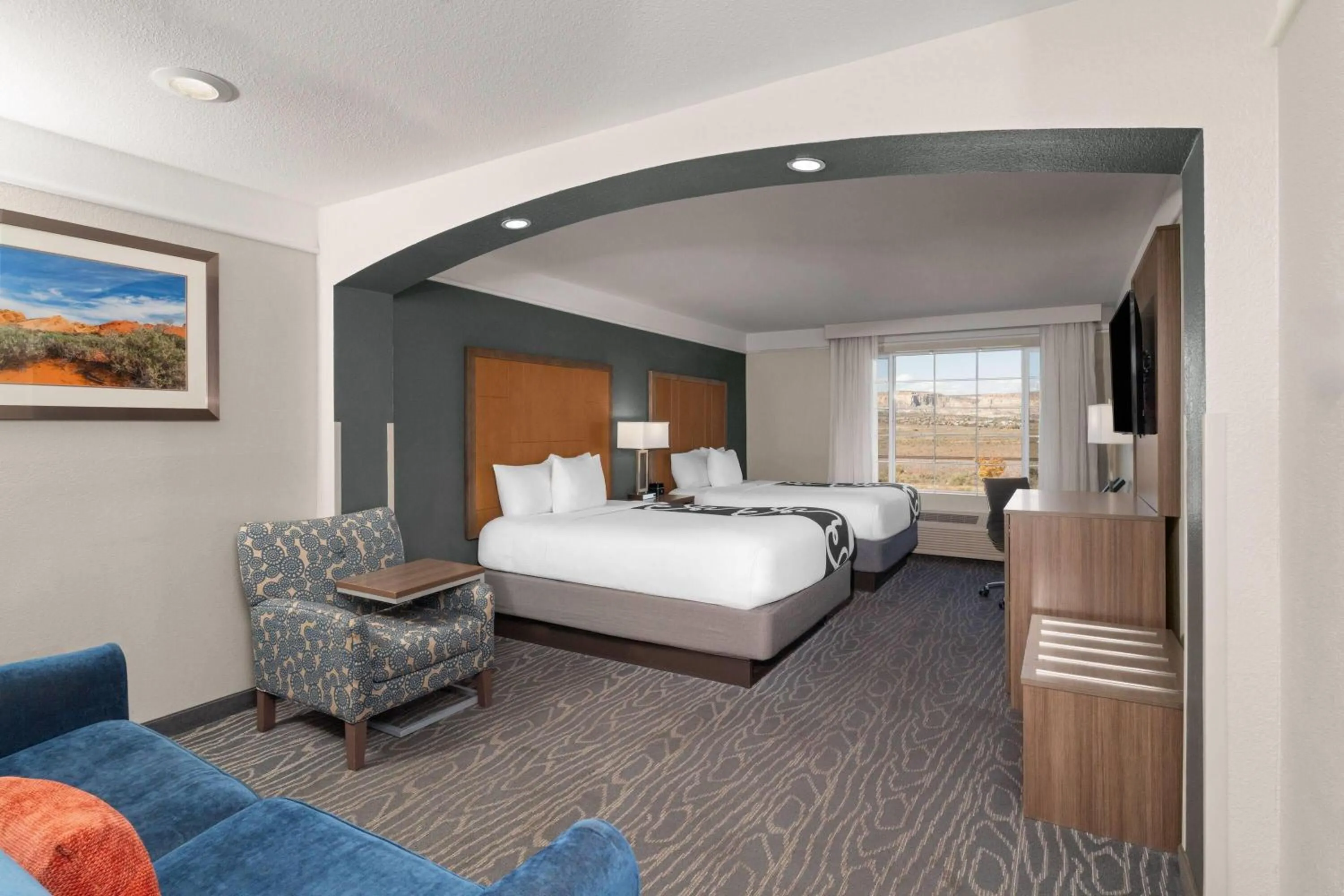 Photo of the whole room, Bed in La Quinta by Wyndham Gallup