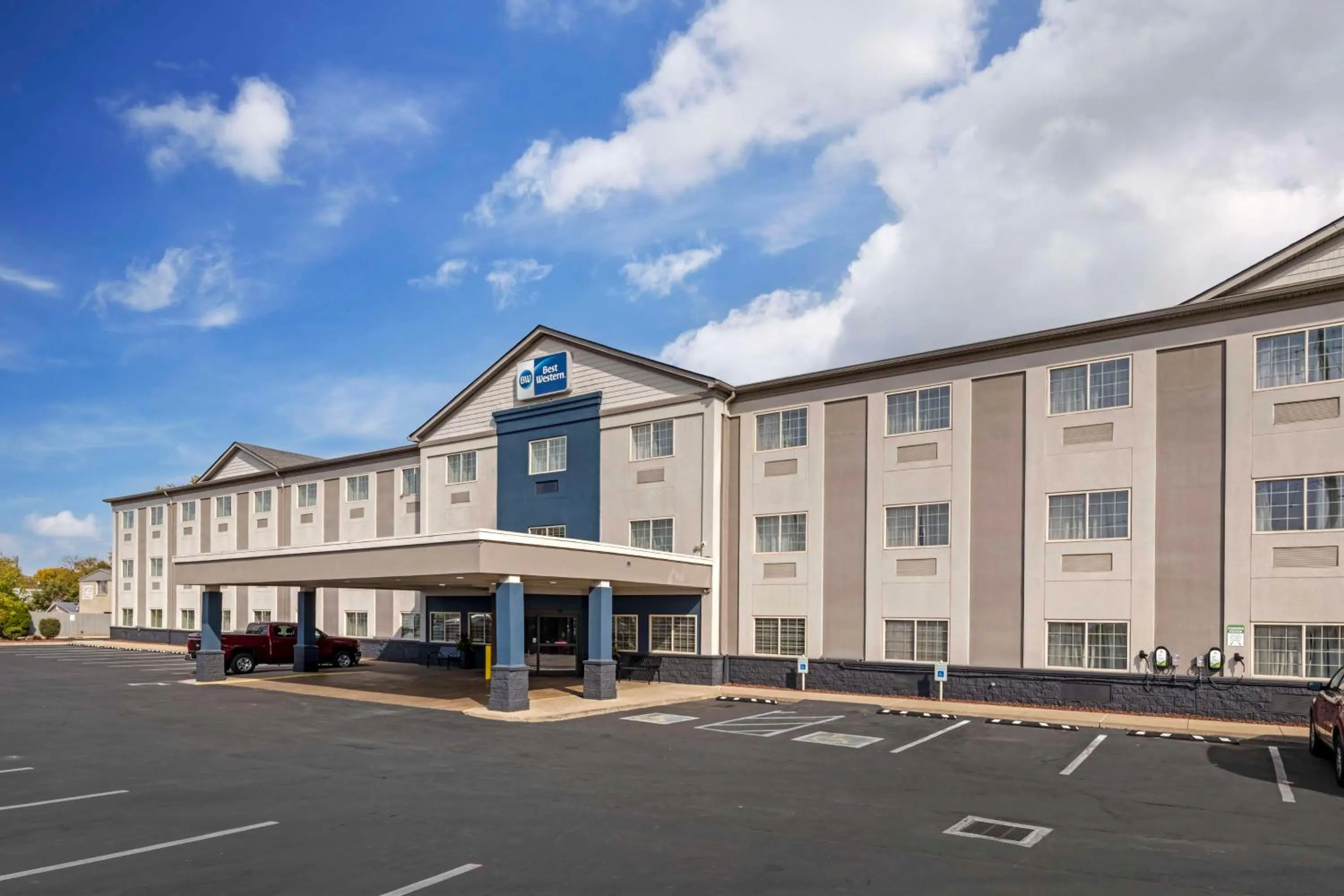 Property building in Best Western Louisville Airport Expo