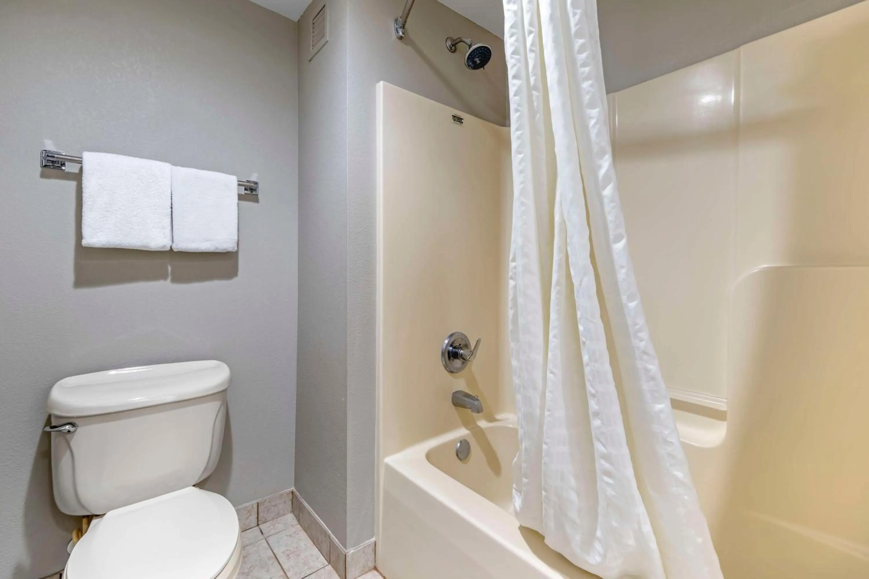 Bathroom in Best Western Louisville Airport Expo