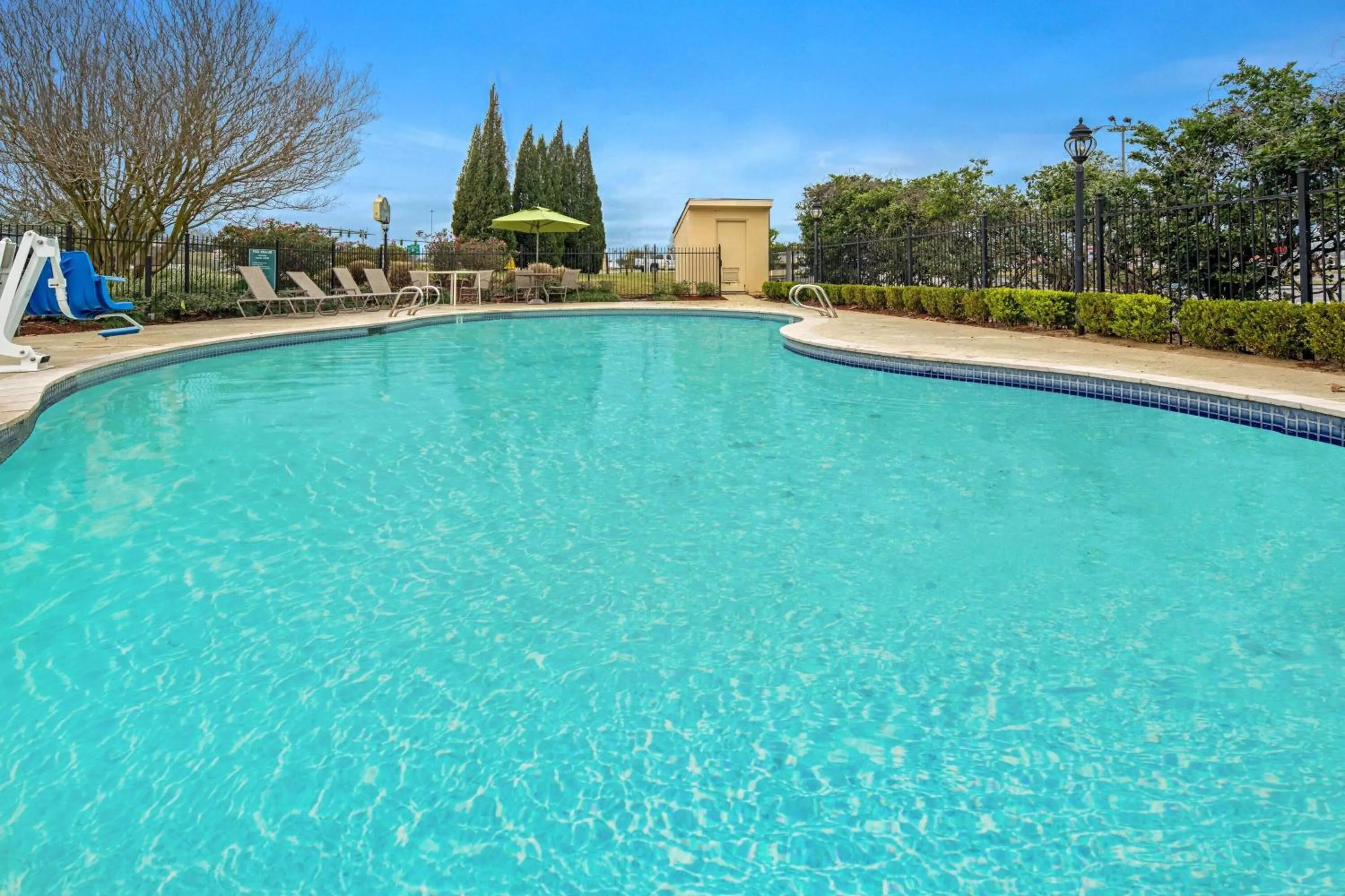 Pool view in La Quinta by Wyndham Baton Rouge Siegen Lane
