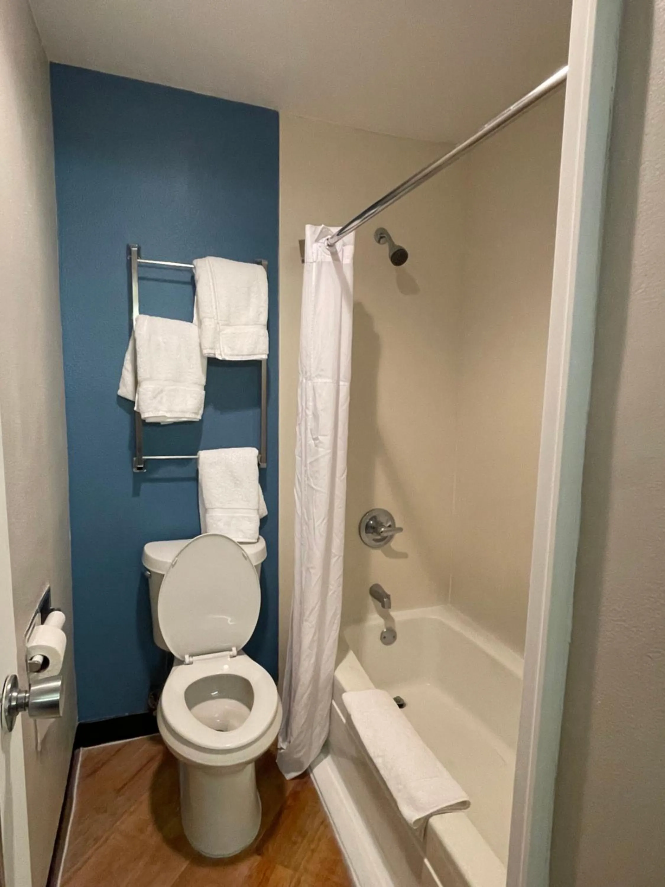 Shower in La Quinta by Wyndham Baton Rouge Siegen Lane