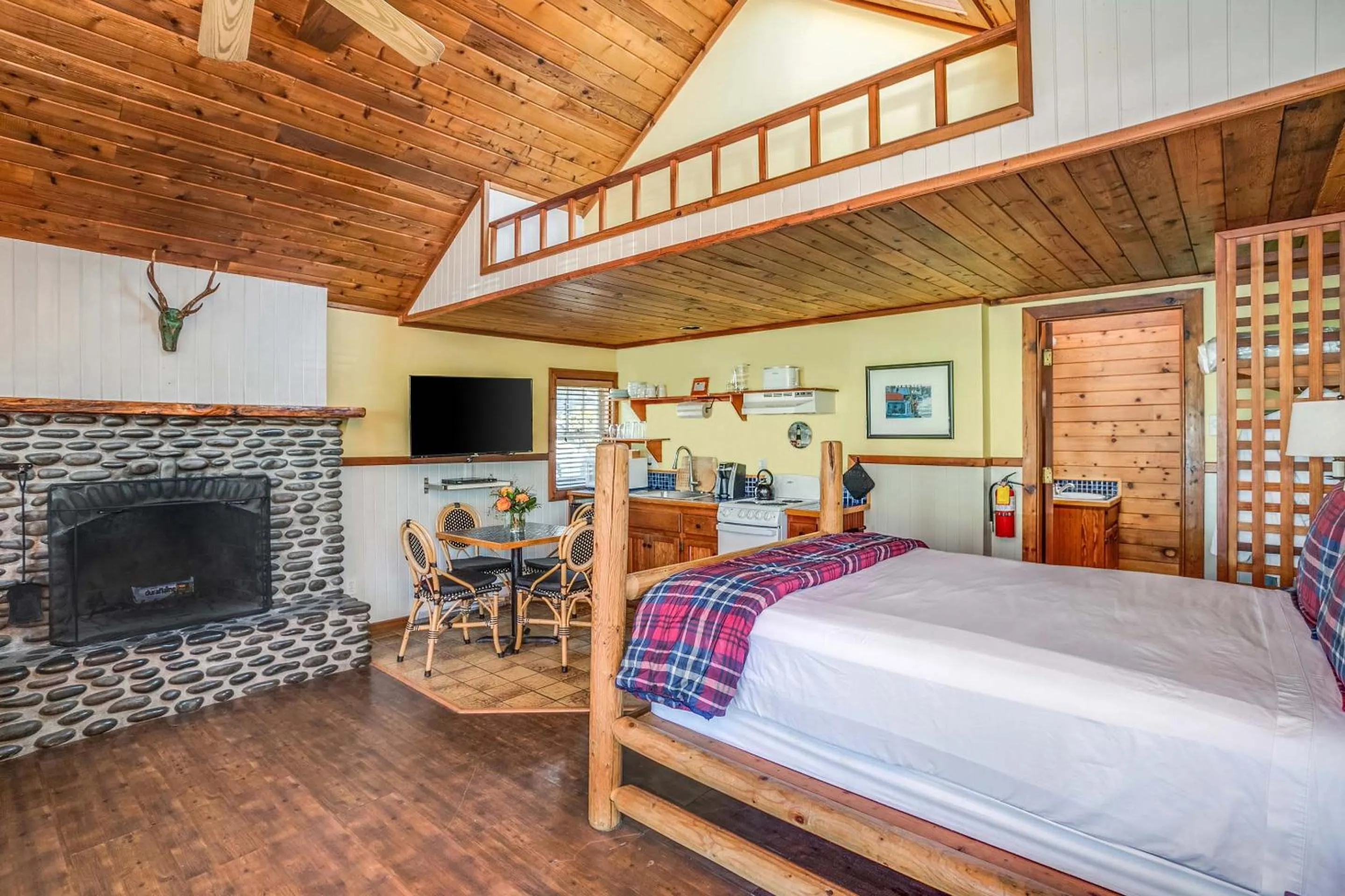 Bedroom, Bed in Cannon Beach Hotel Collection