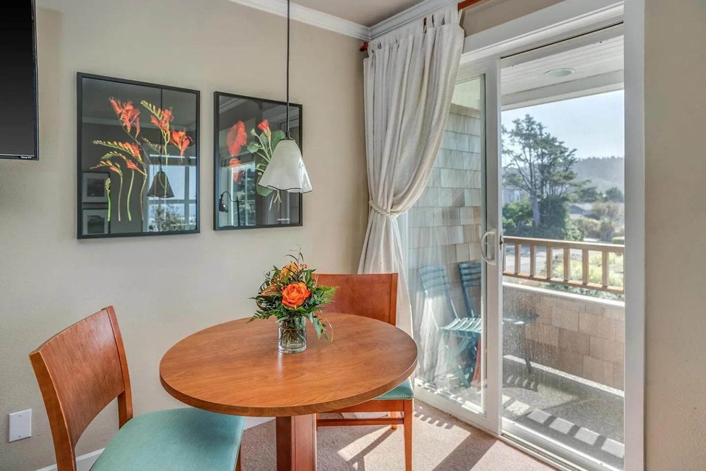 Dining area in Cannon Beach Hotel Collection