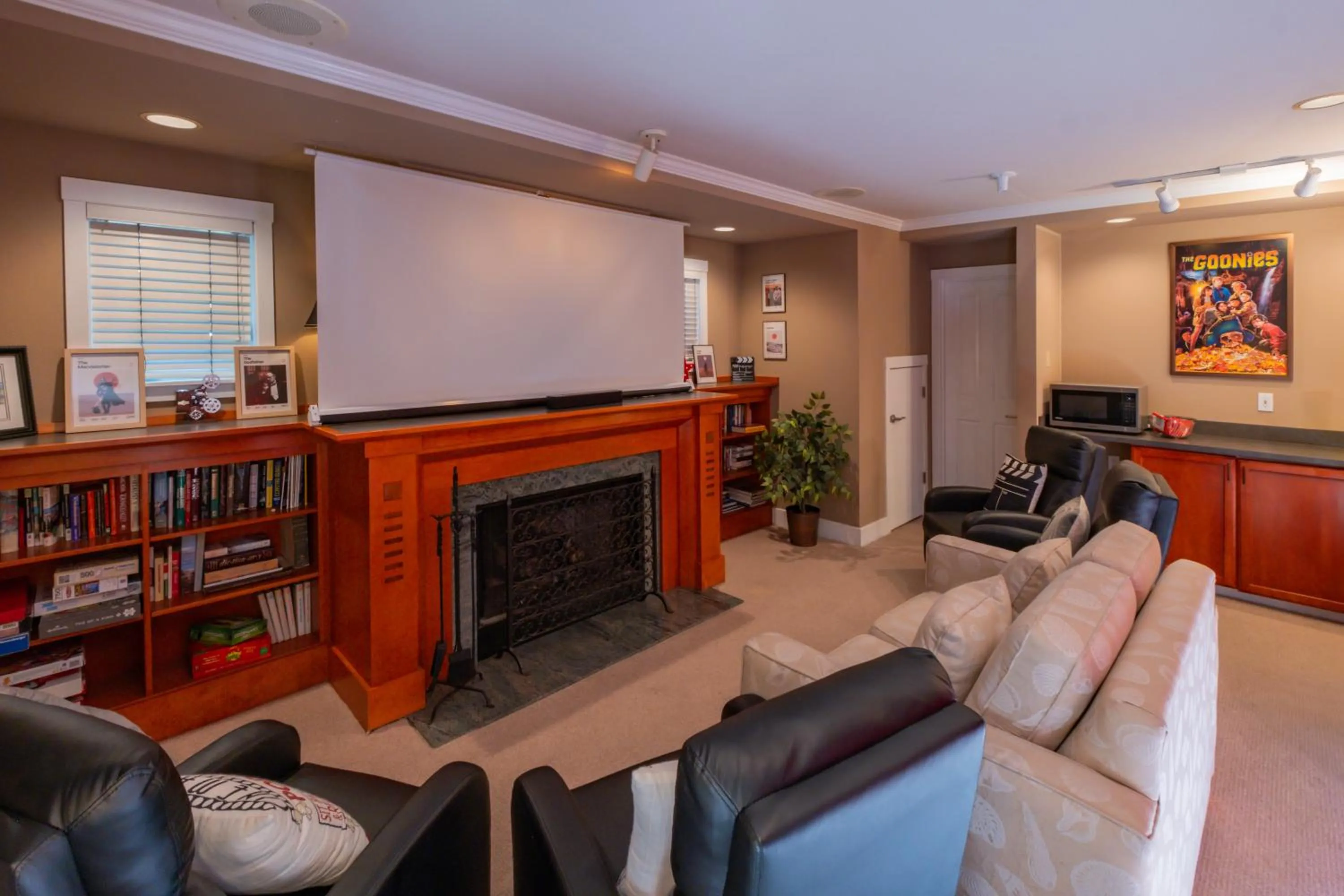 Evening entertainment in Cannon Beach Hotel Collection