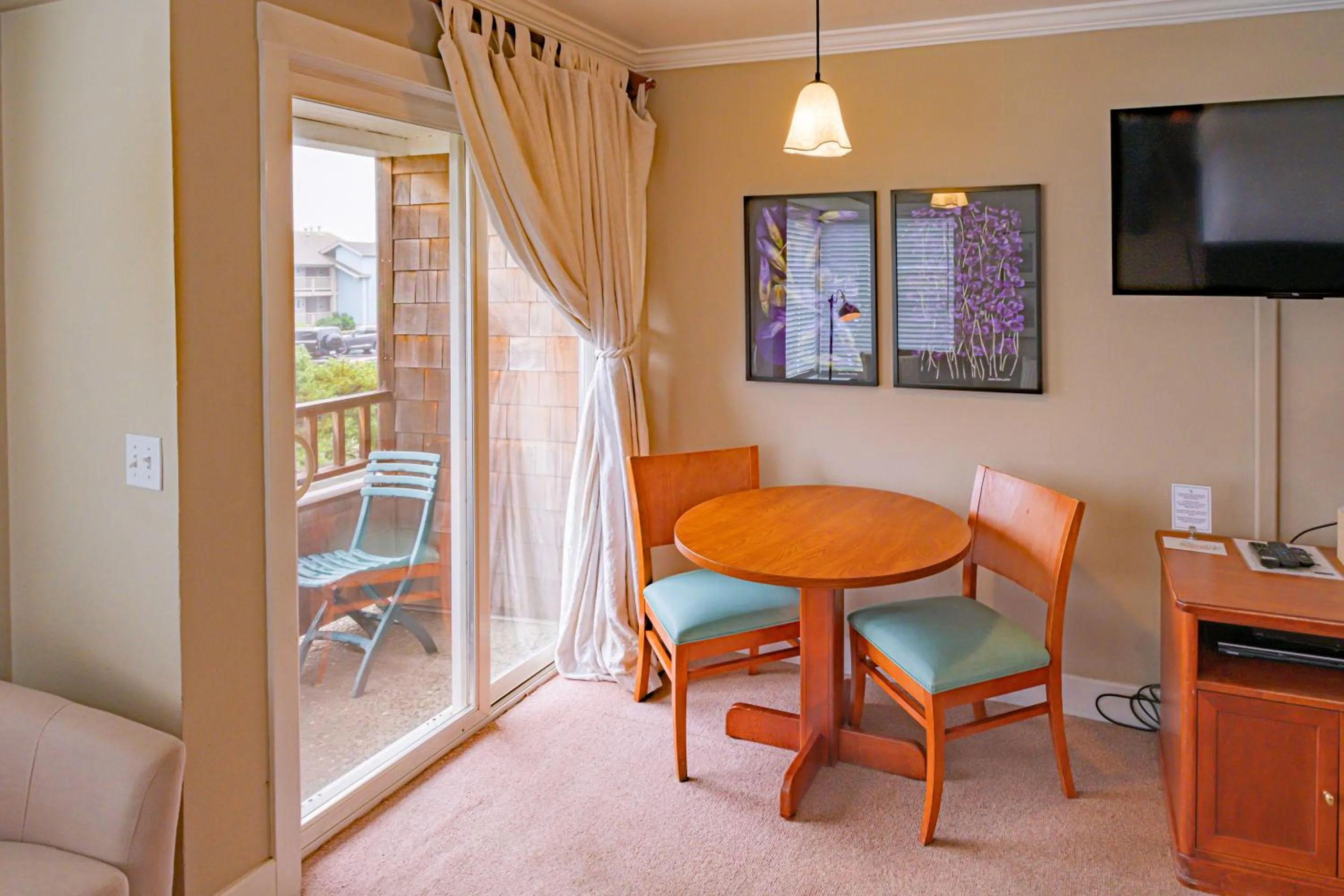 Dining area in Cannon Beach Hotel Collection