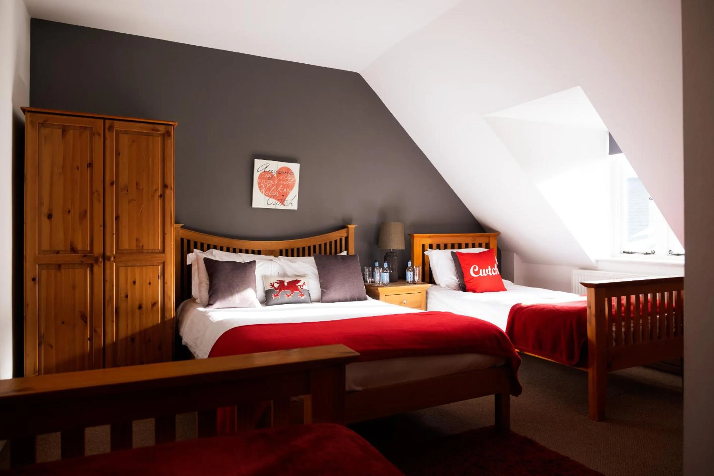 Bedroom, Bed in Kings Arms Hotel