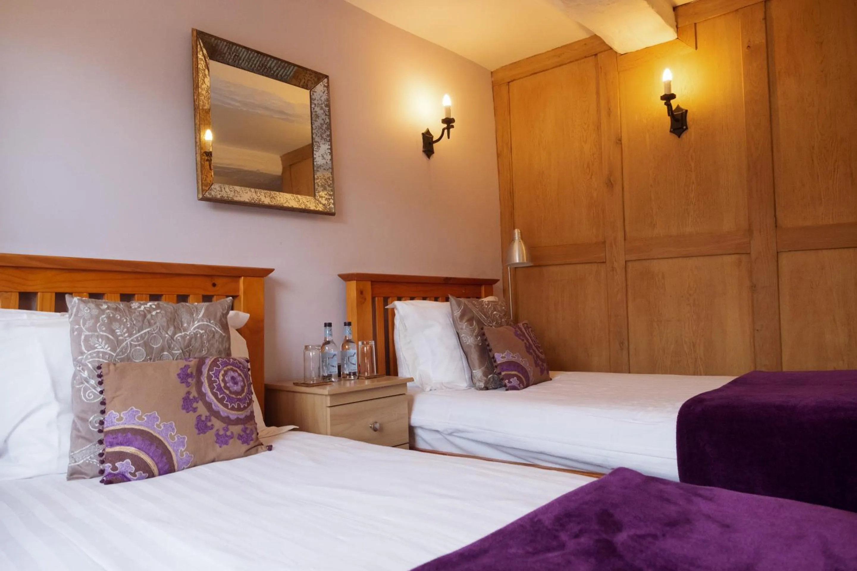 Bedroom, Bed in Kings Arms Hotel