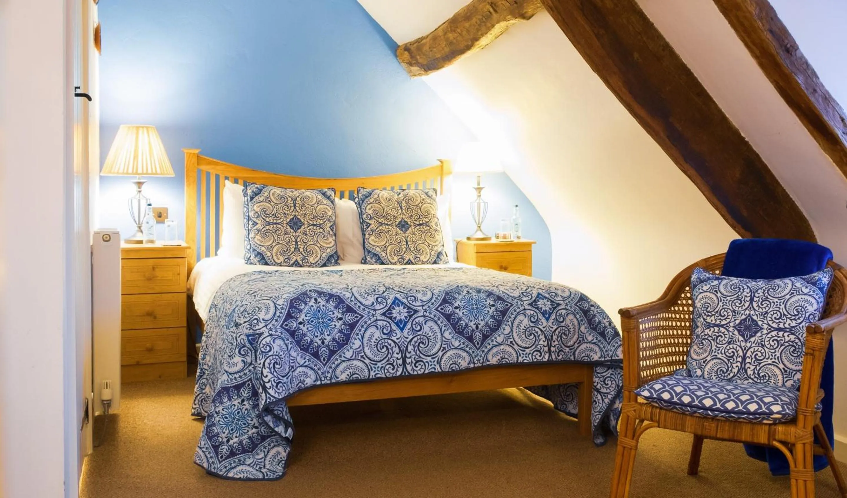 Bedroom, Bed in Kings Arms Hotel