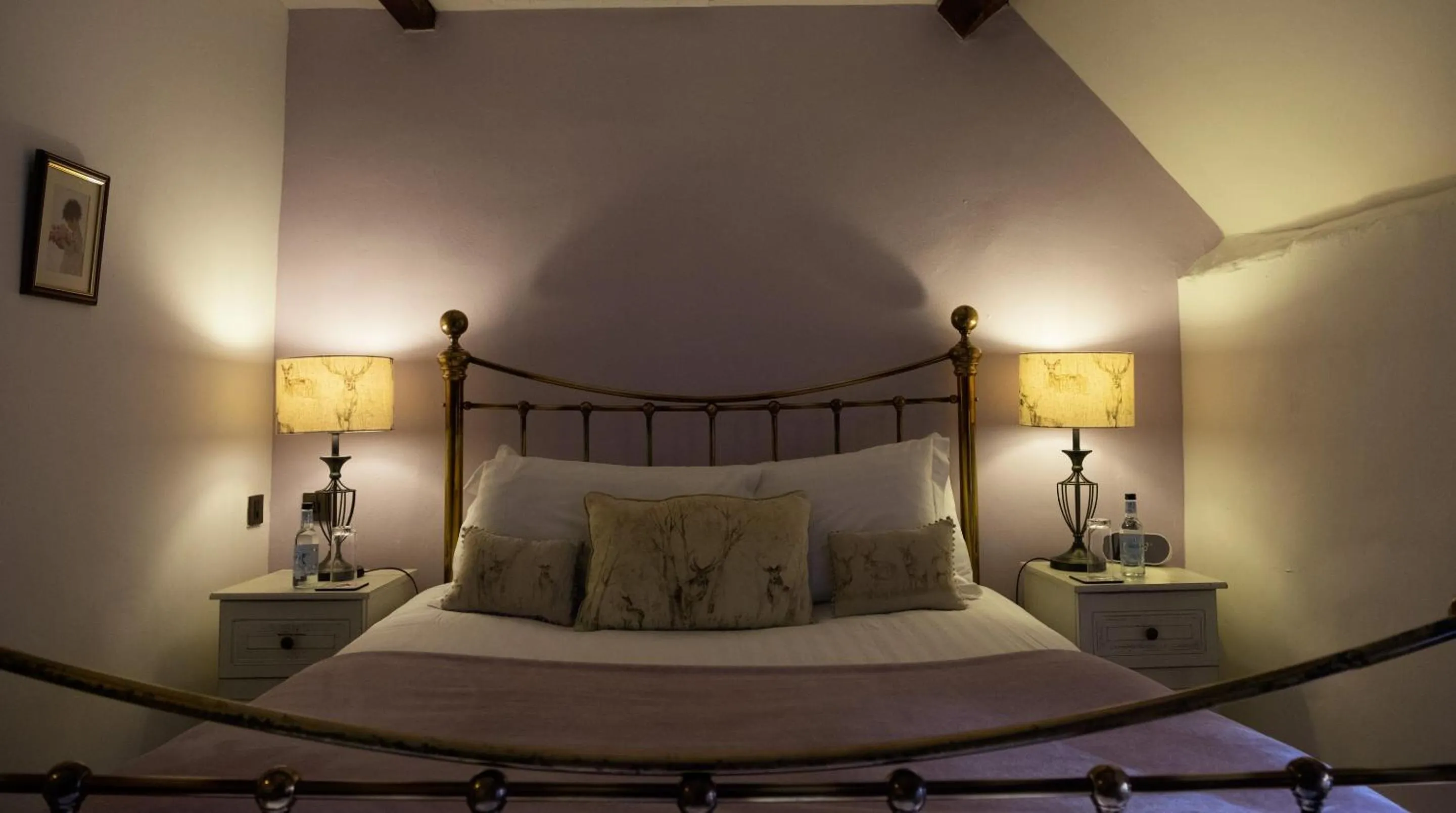 Bedroom, Bed in Kings Arms Hotel