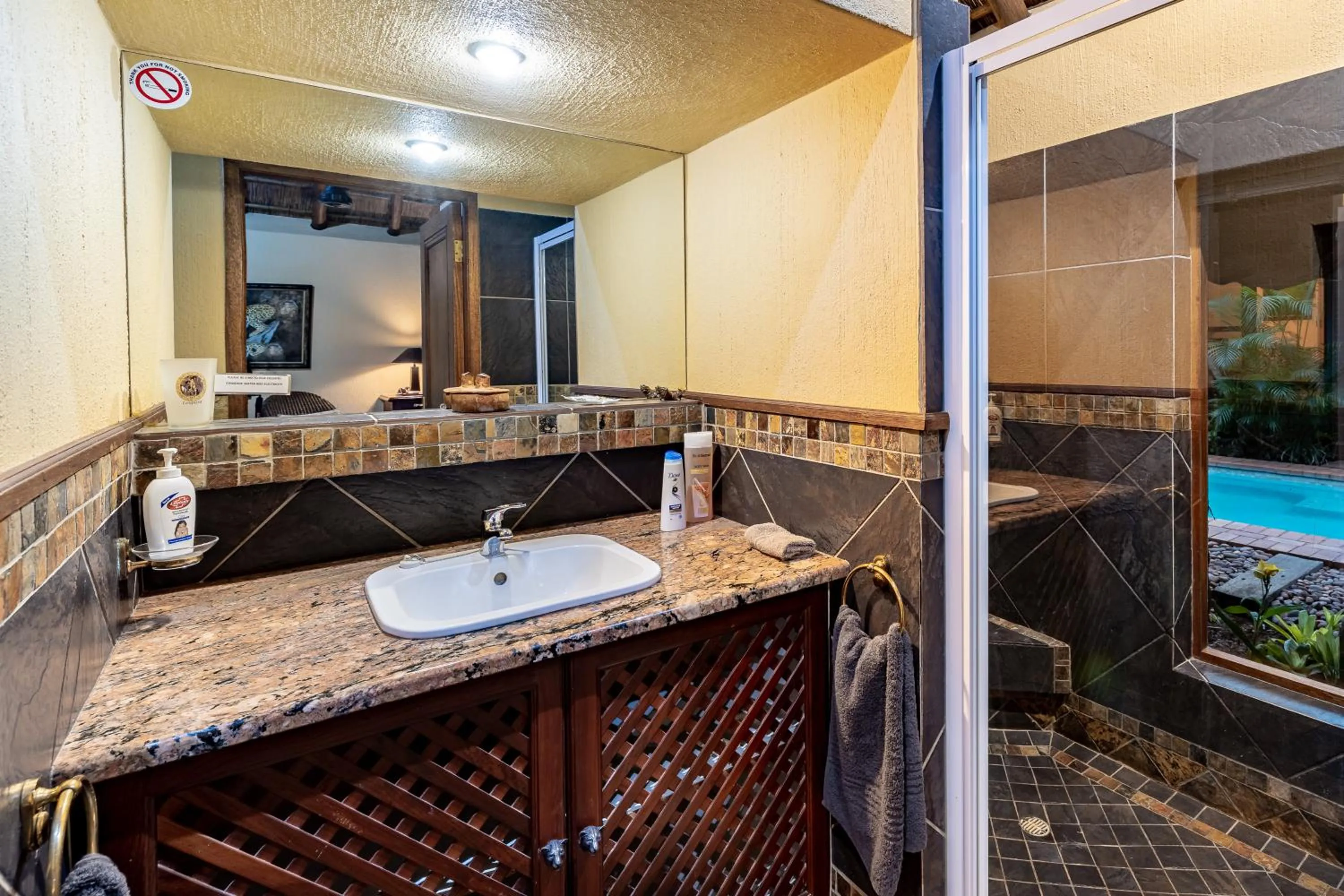 Shower in Mhlati Guest Cottages