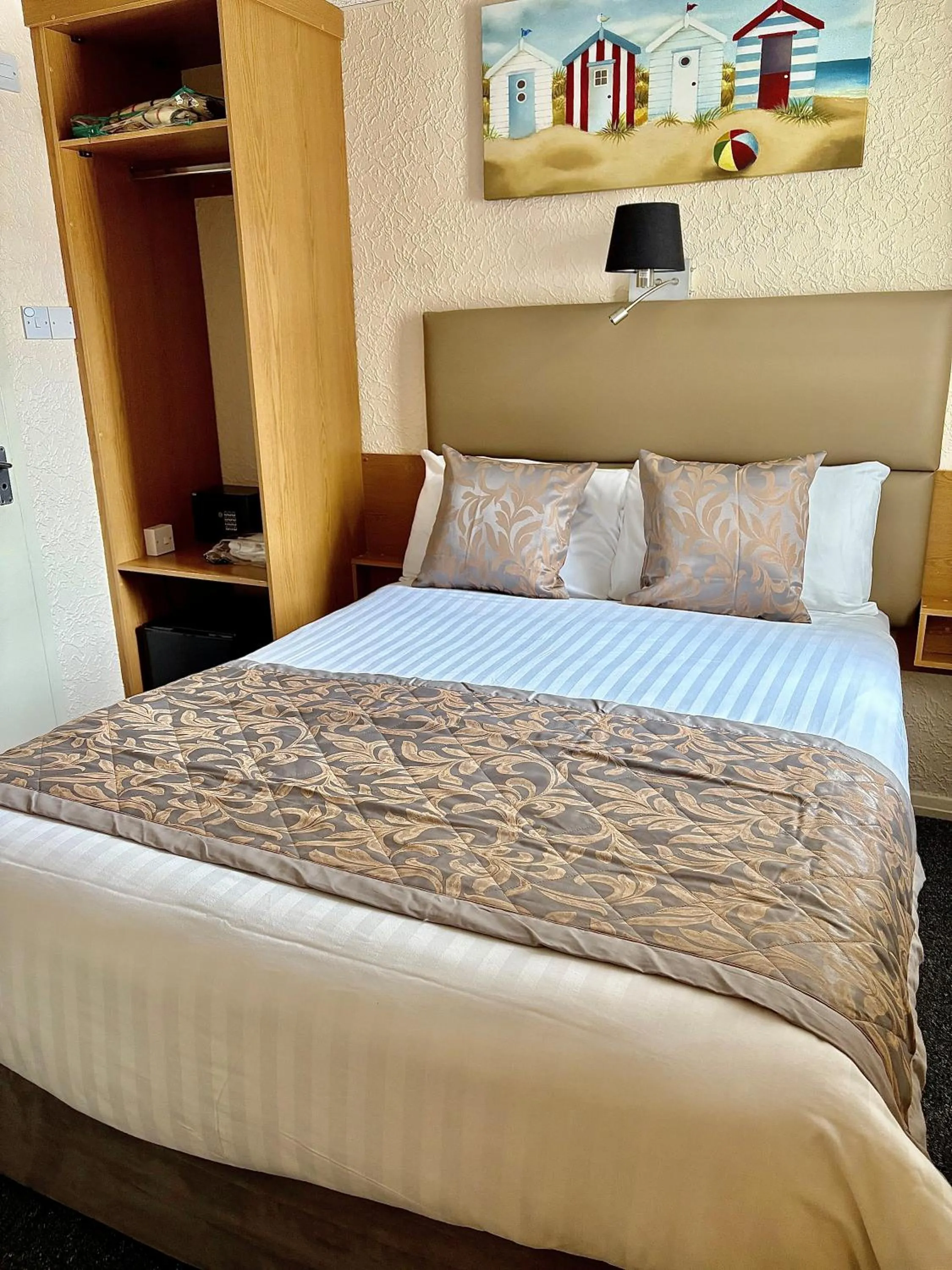 Bed in Clifton Court Hotel