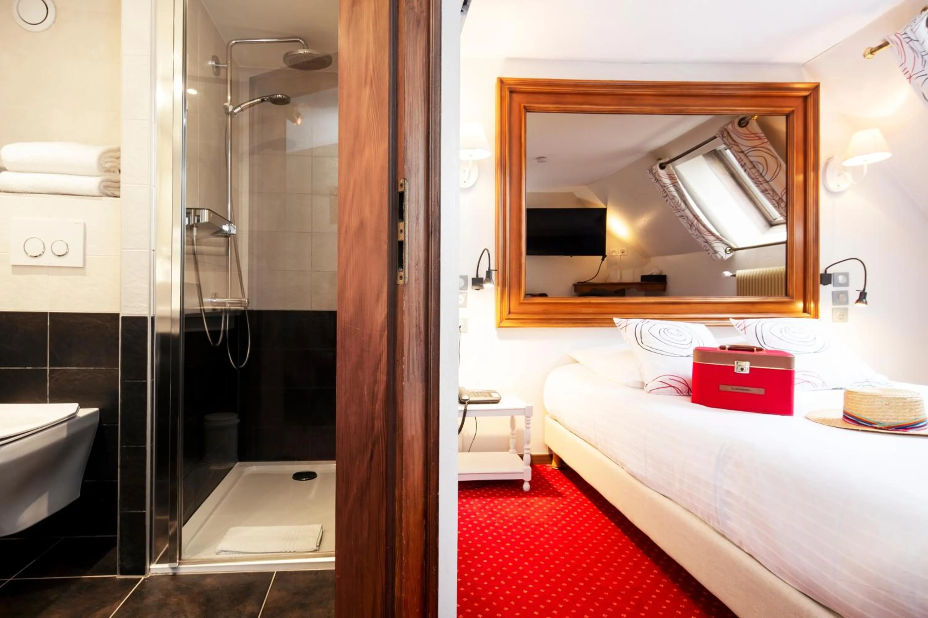 Shower, Bed in Hôtel Restaurant Relais De La Poste - Strasbourg Nord