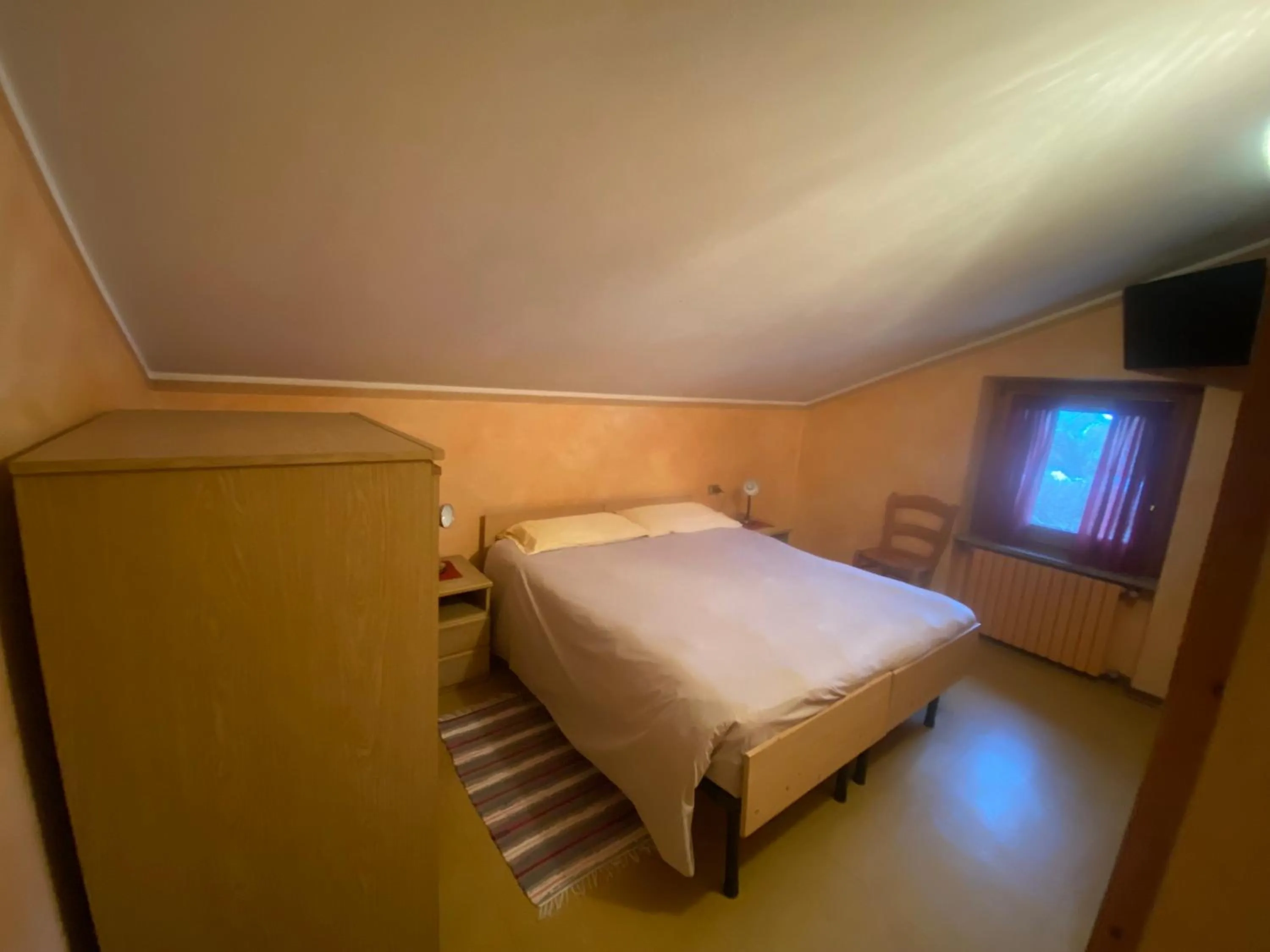 Restaurant/places to eat, Bed in Hotel Eira