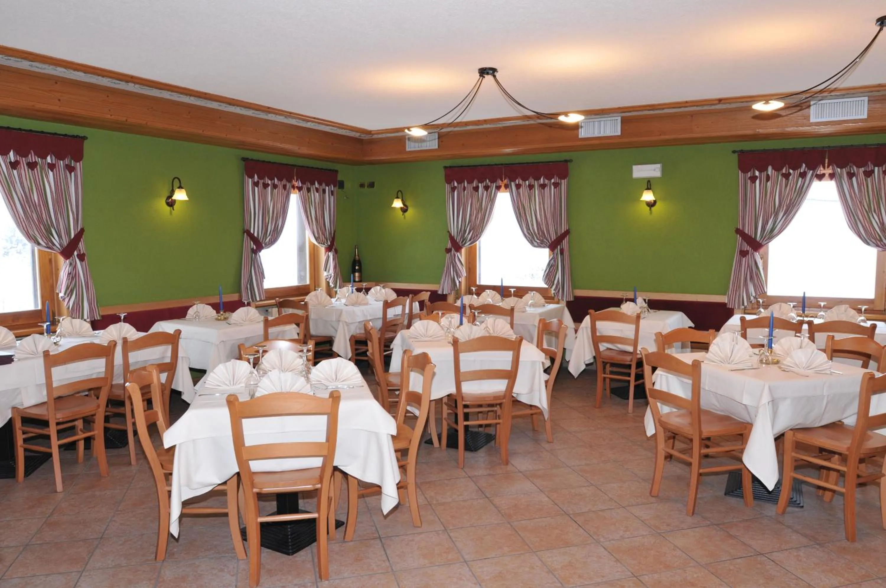 Restaurant/places to eat in Hotel Eira