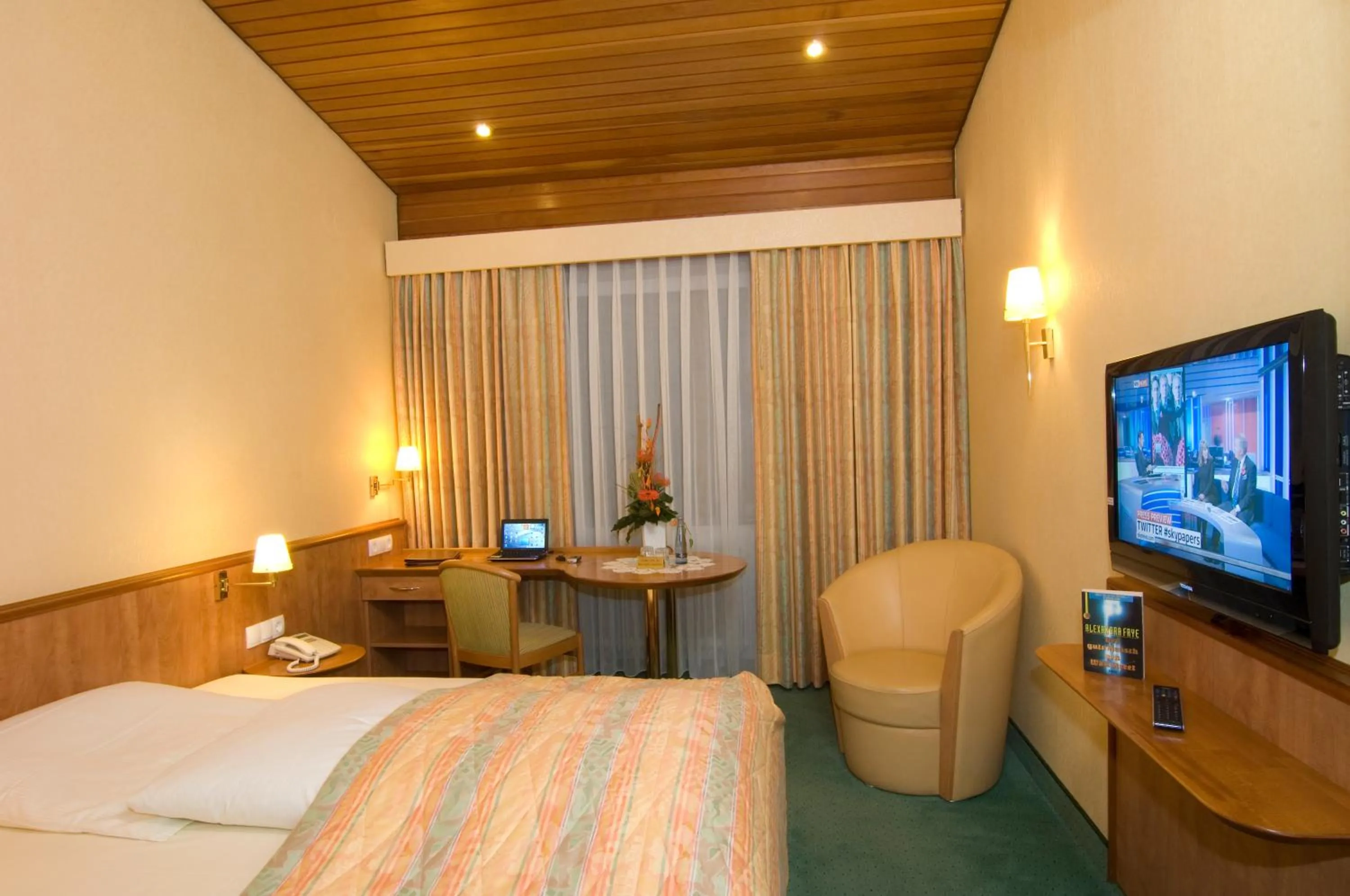 Photo of the whole room, Bed in Burghotel