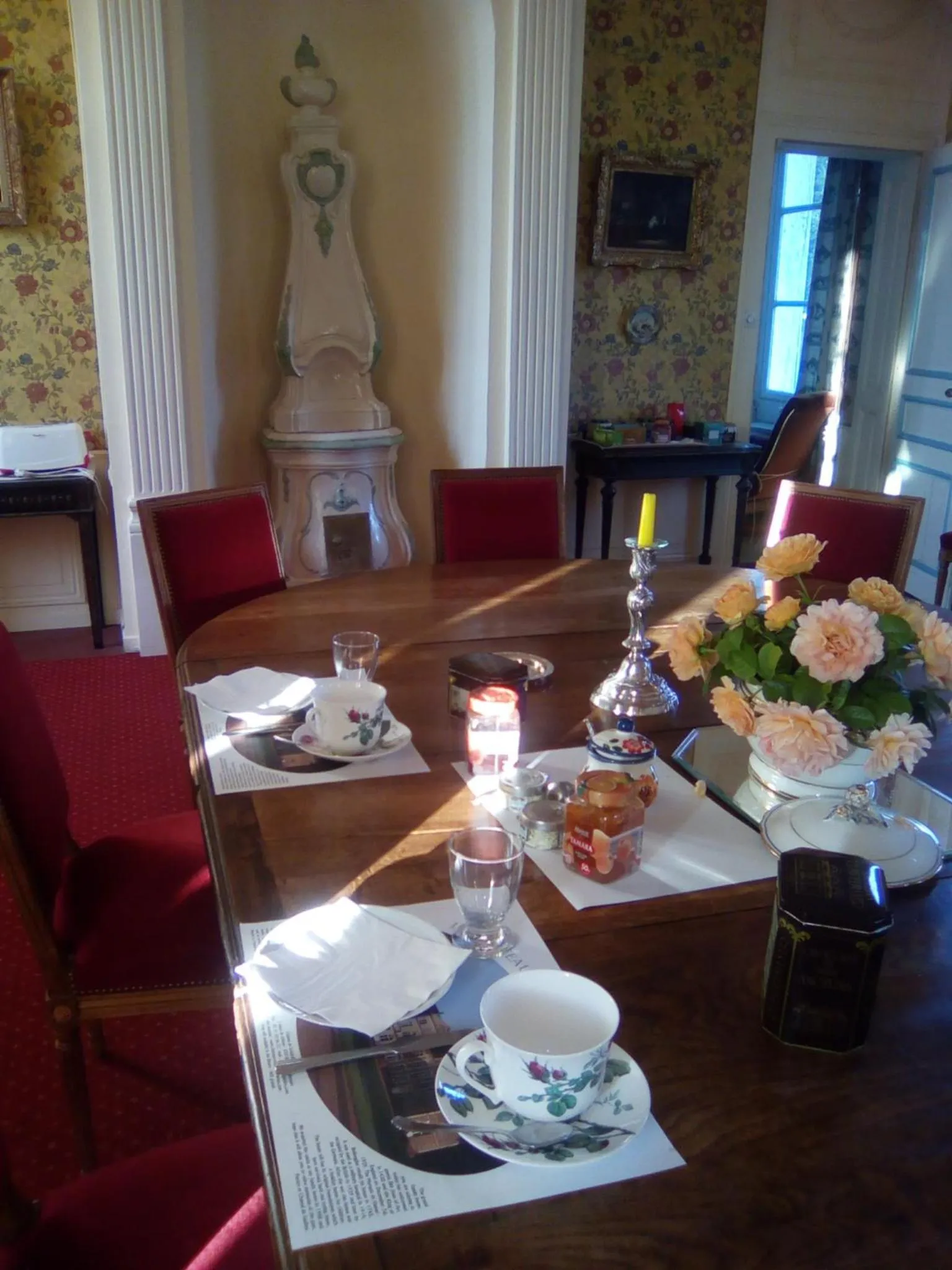 Continental breakfast in Chambres d'hôtes & Gîtes du Château de Grand Rullecourt