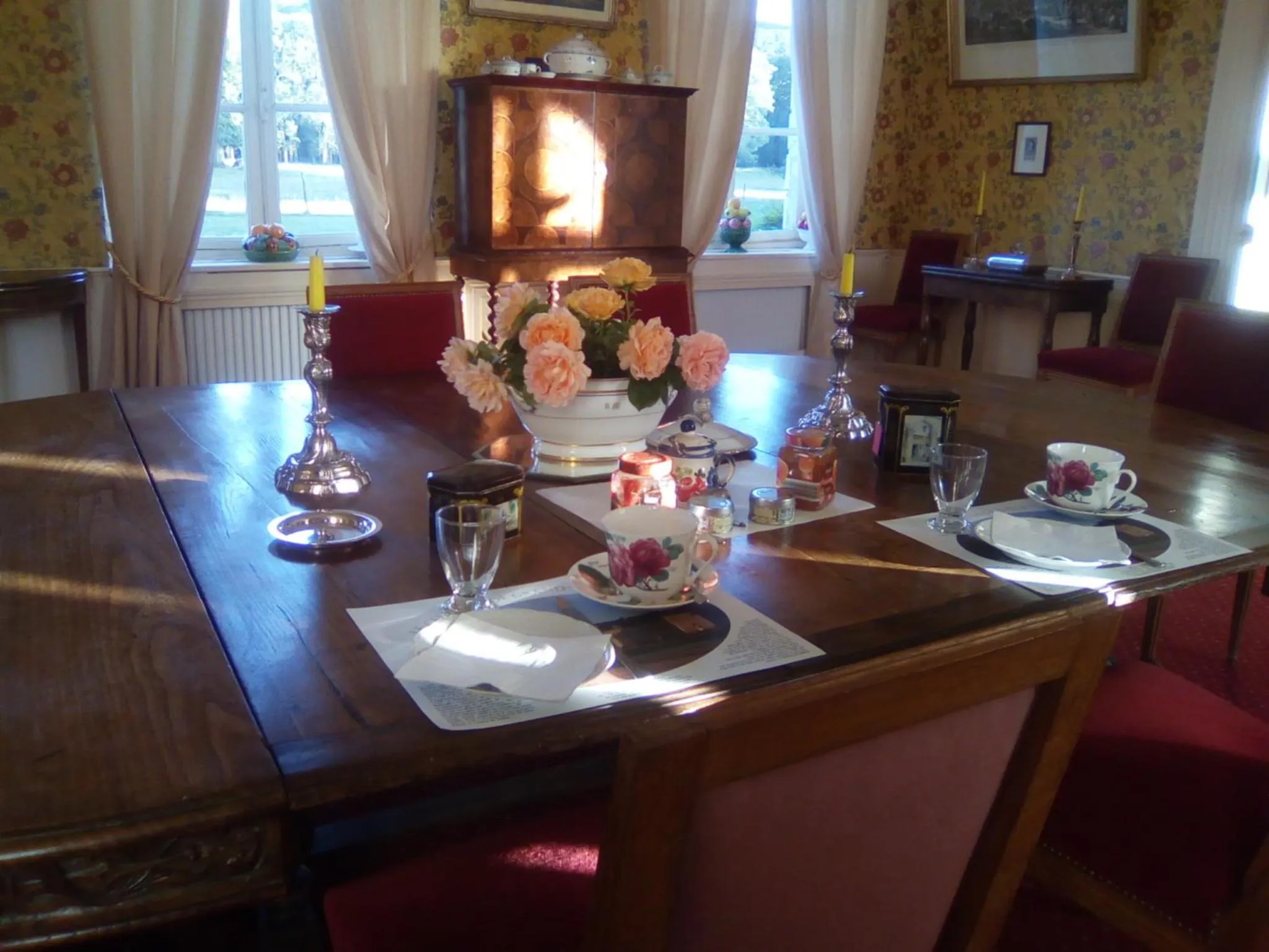 Continental breakfast in Chambres d'hôtes & Gîtes du Château de Grand Rullecourt