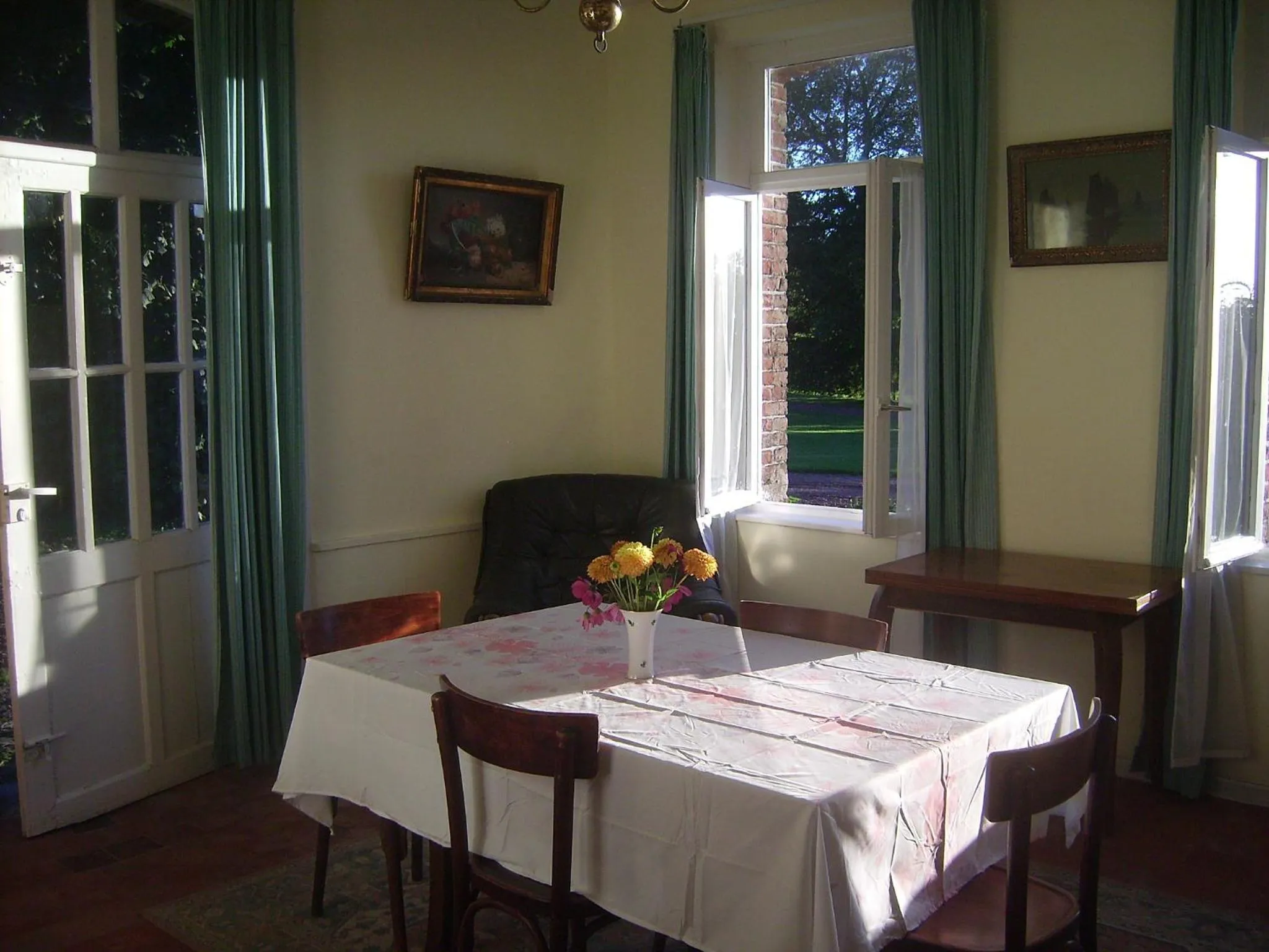 Dining area in Chambres d'hôtes & Gîtes du Château de Grand Rullecourt