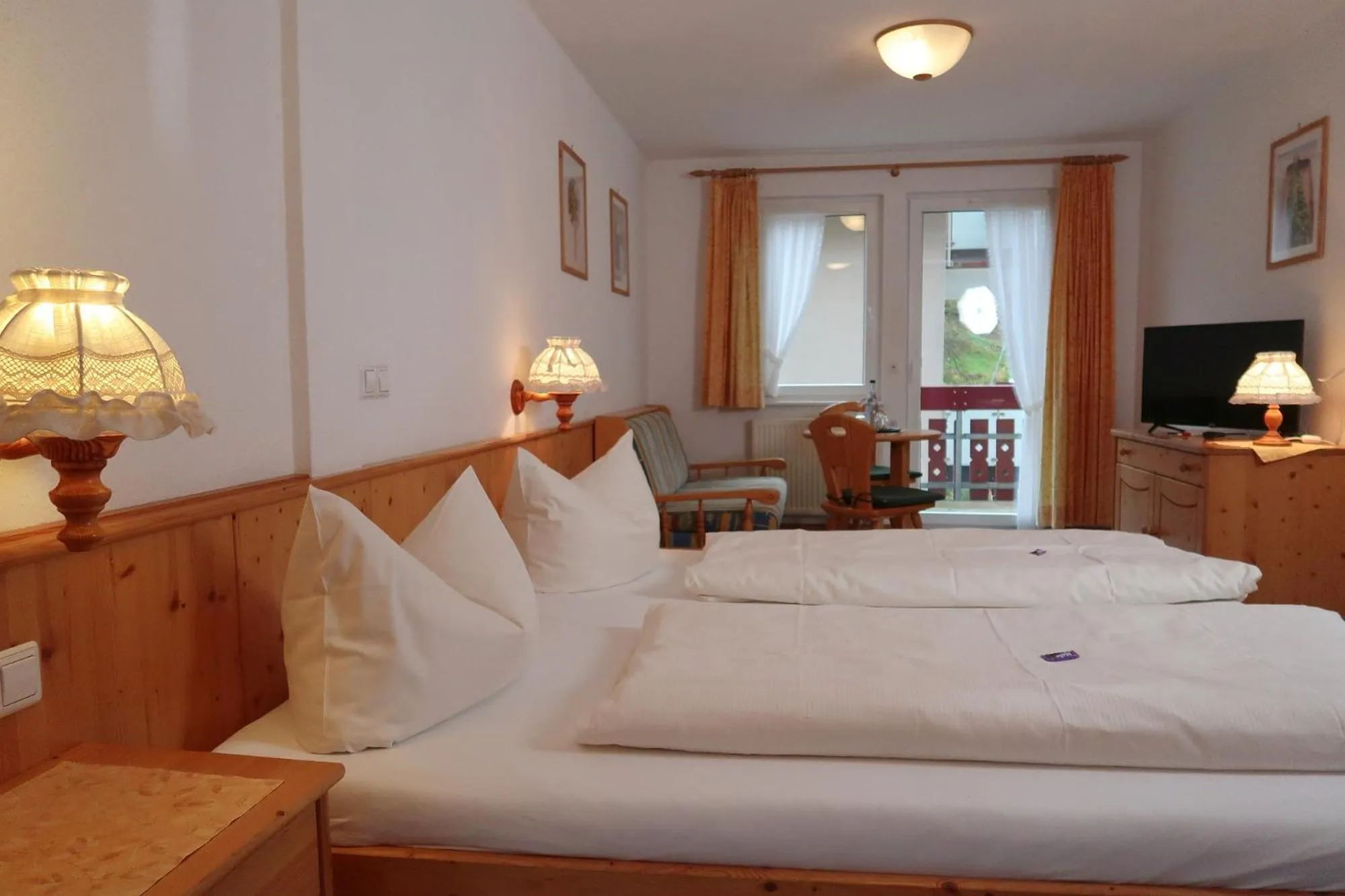Photo of the whole room, Bed in Landgasthaus Kurz Hotel & Restaurant am Feldberg - Schwarzwald
