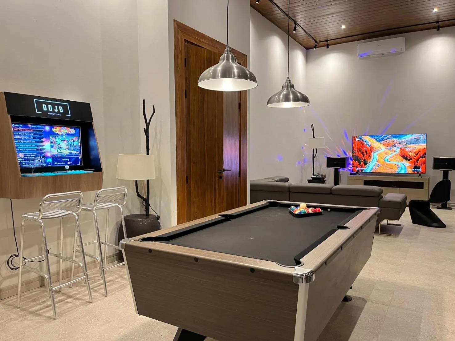 Billiard in Dojo pool villa