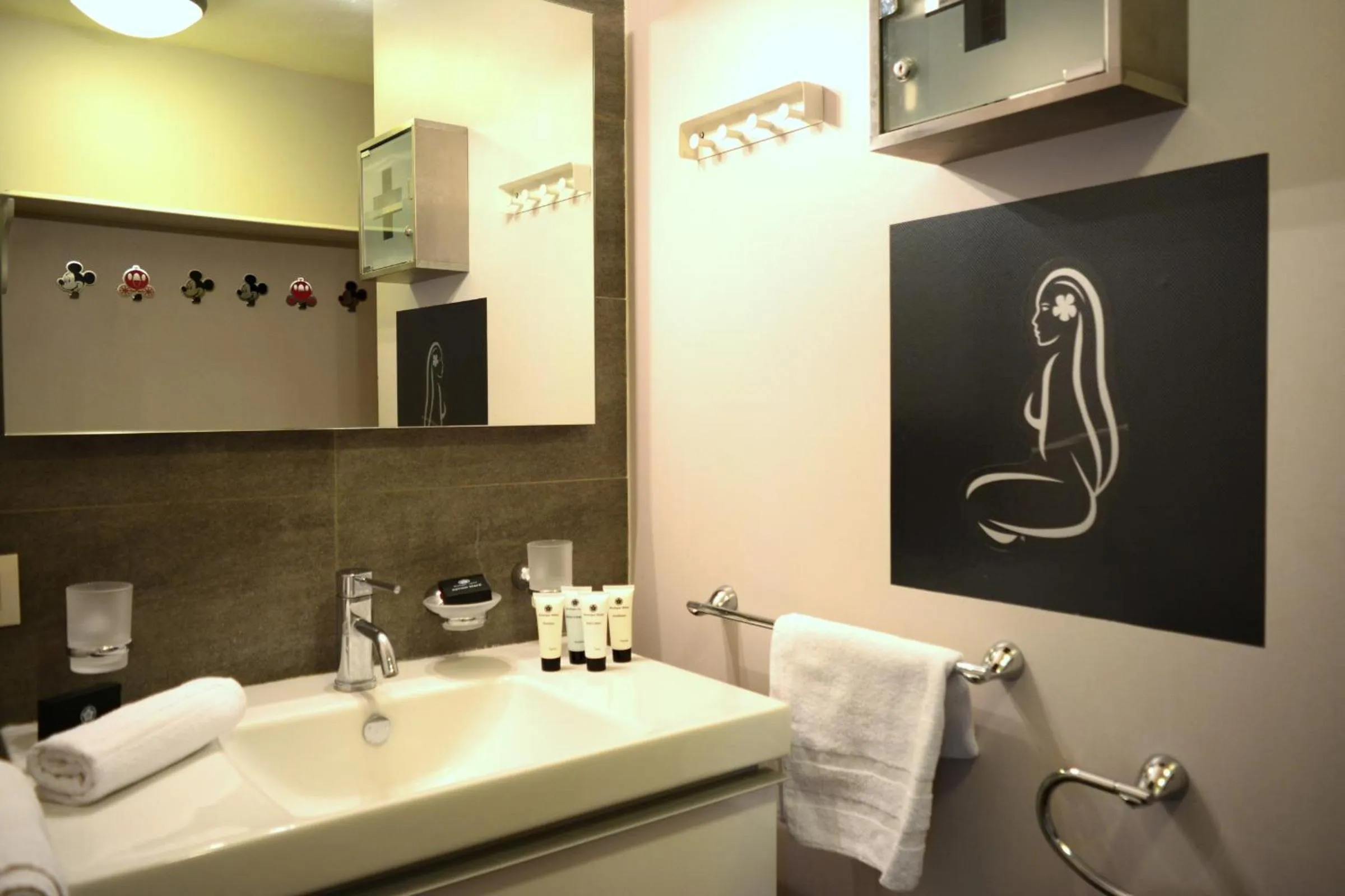 Bathroom in Moana Studio - downtown Papeete - WiFi AC Netflix parking - 3 people