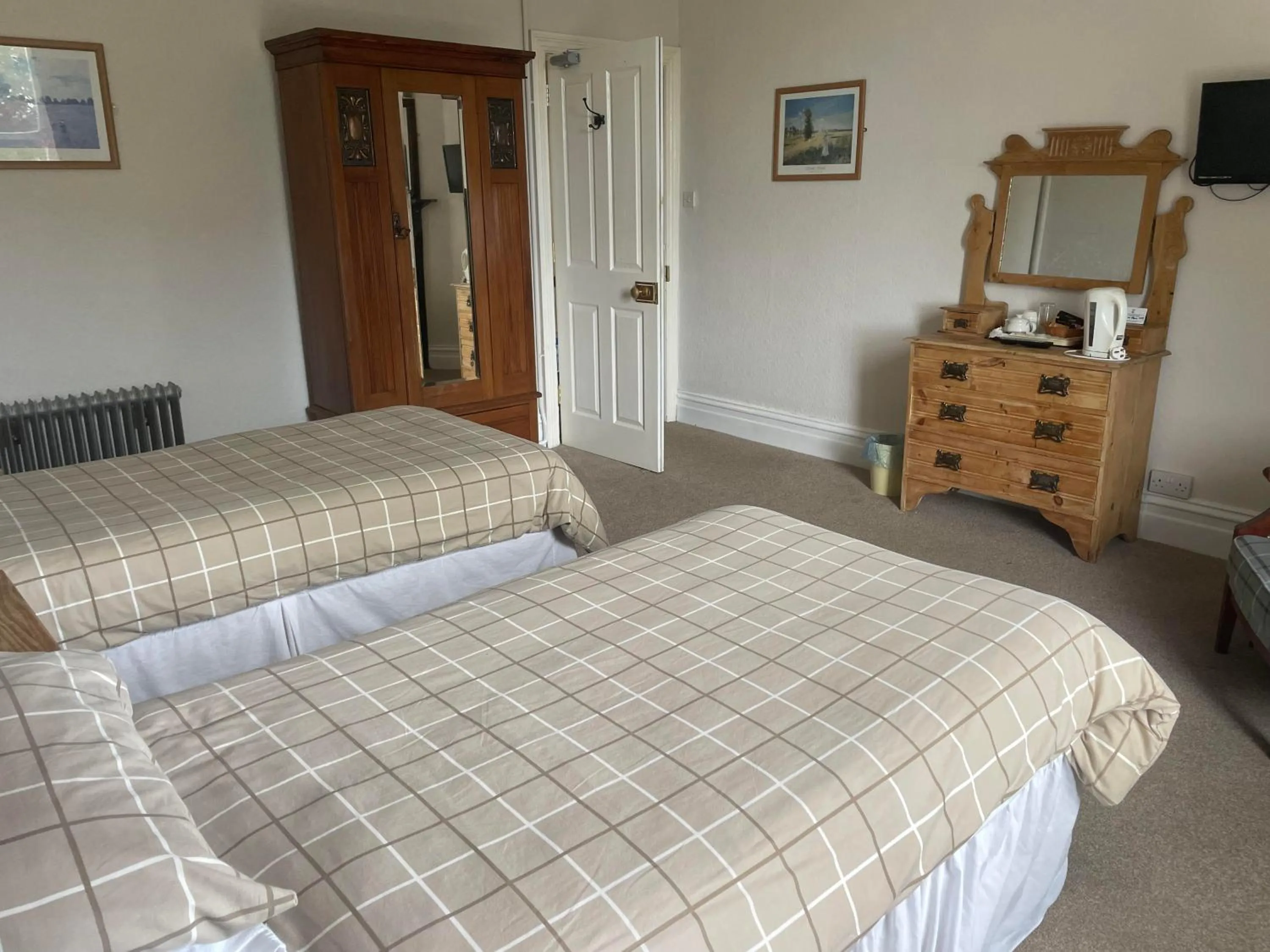 Photo of the whole room, Bed in Highland Moors