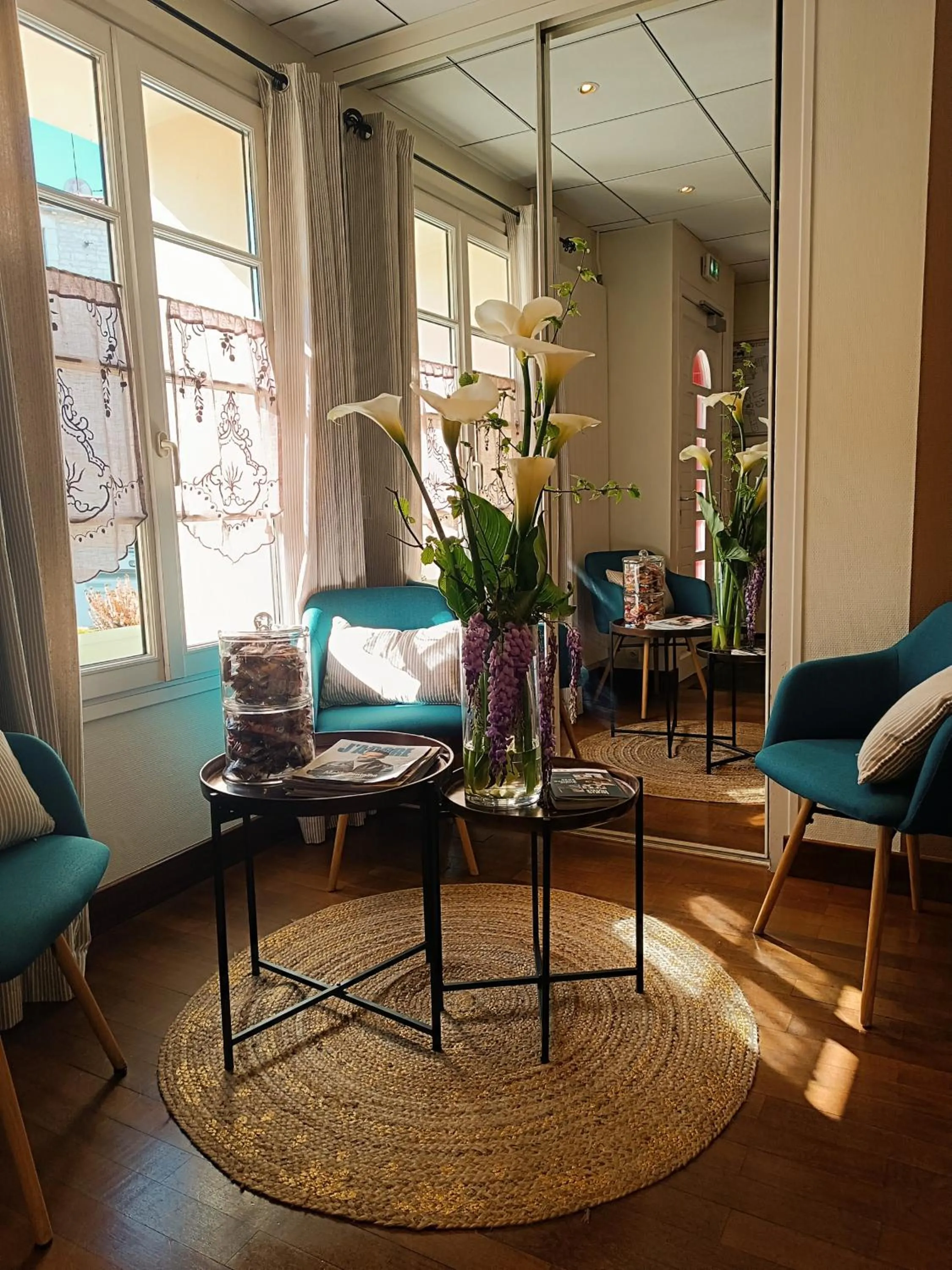 Seating area in Logis Hôtel Le Central