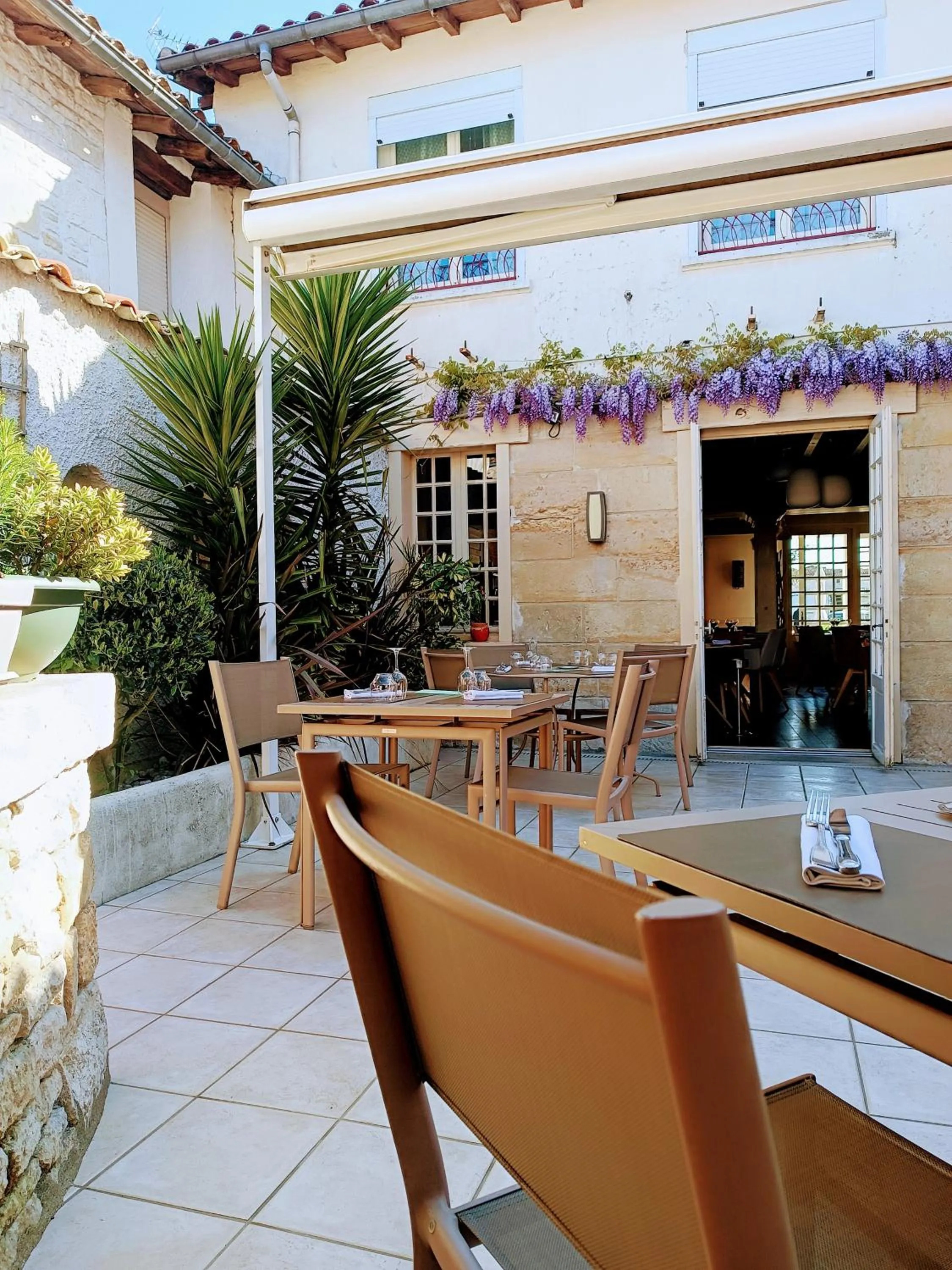Patio in Logis Hôtel Le Central